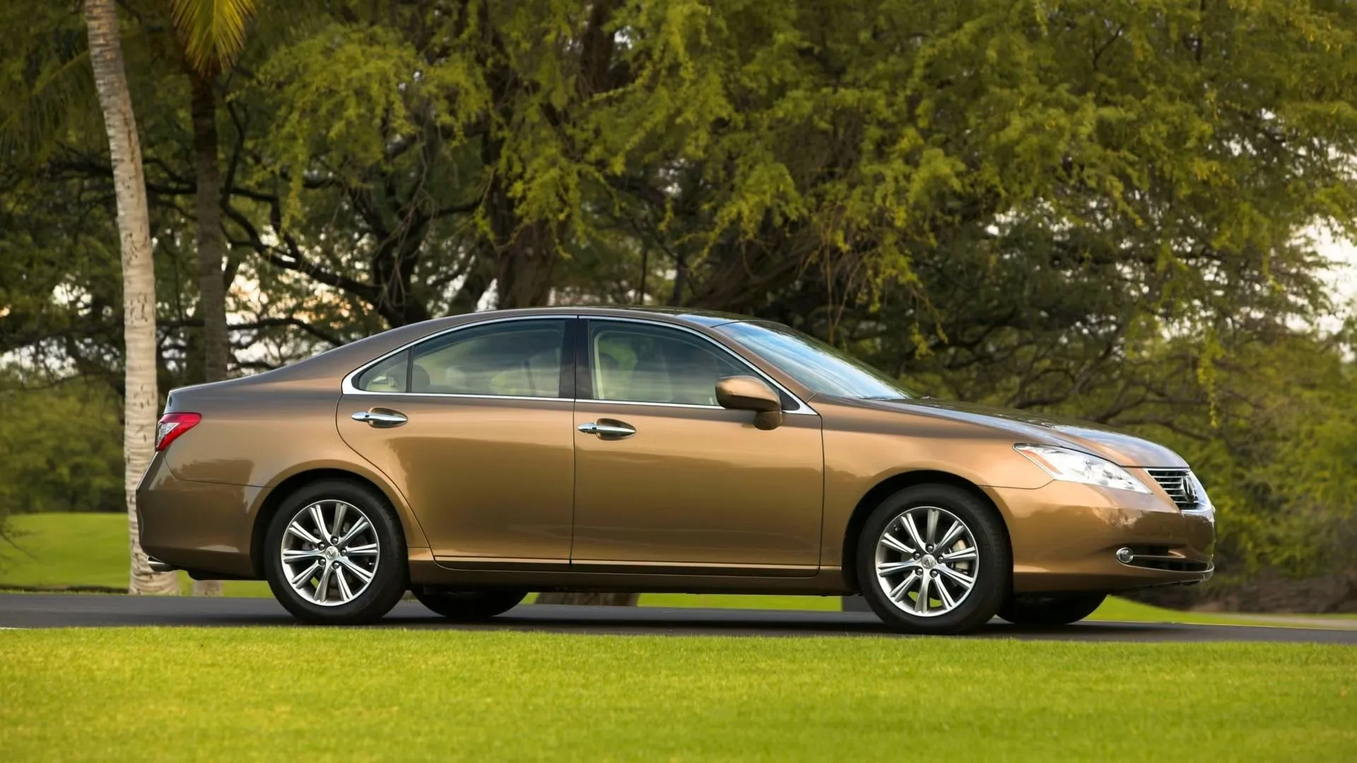 Lexus ES đời 2007 màu đen lịch lãm, một trong những mẫu sedan sang trọng cũ được đánh giá cao về độ tin cậy và chi phí bảo dưỡng thấp.
