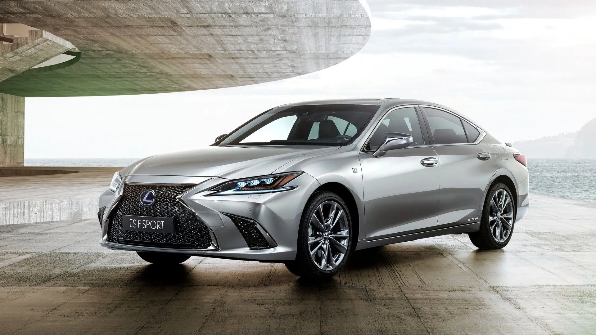 Lexus ES đời 2019 màu bạc thanh lịch đang đỗ xe