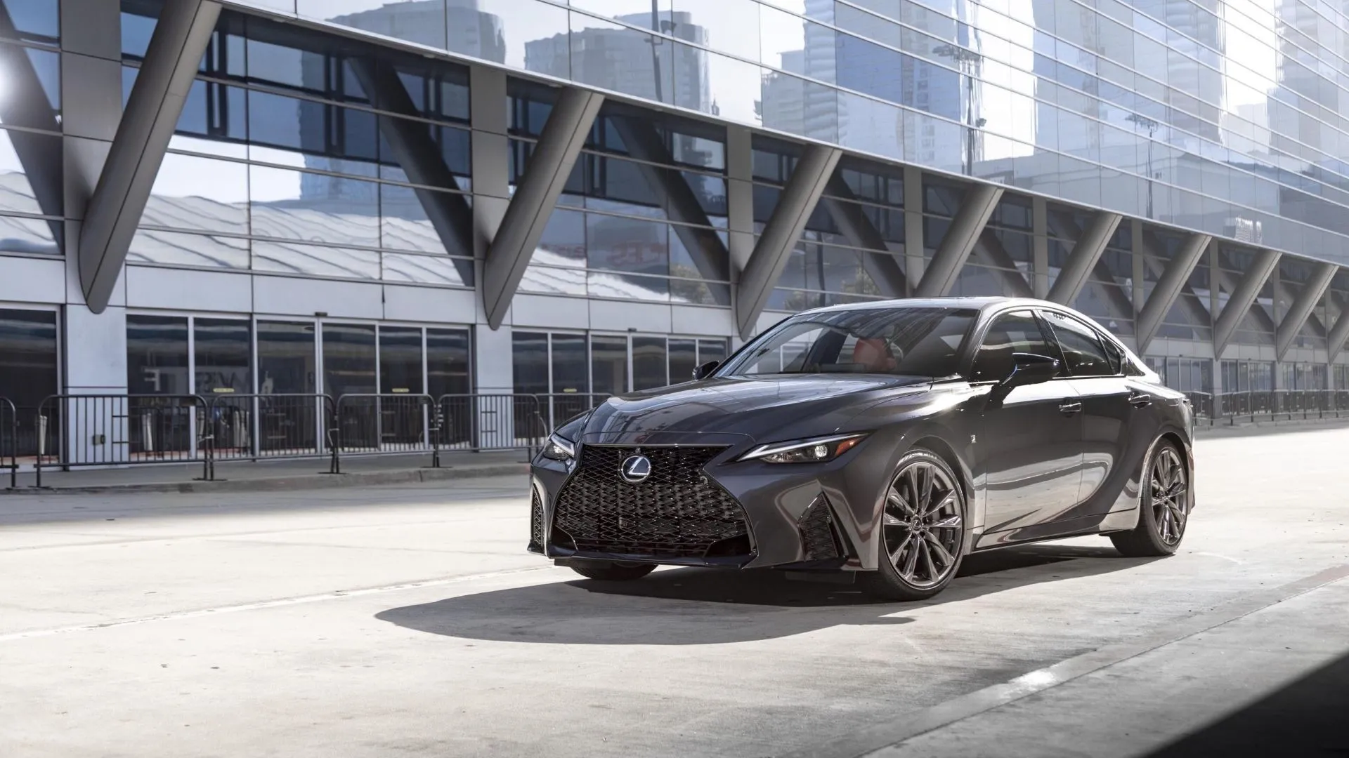 Lexus IS 300 2025 màu trắng nhìn từ góc ba phần tư phía trước, nổi bật vẻ ngoài thể thao và thanh lịch của sedan hạng sang.