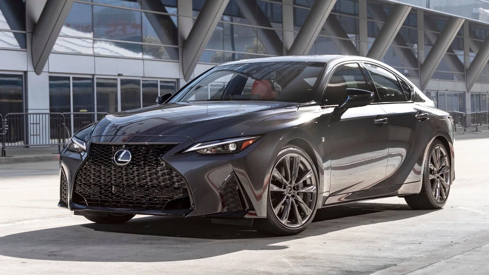 Lexus IS đời 2021 màu trắng năng động đang di chuyển