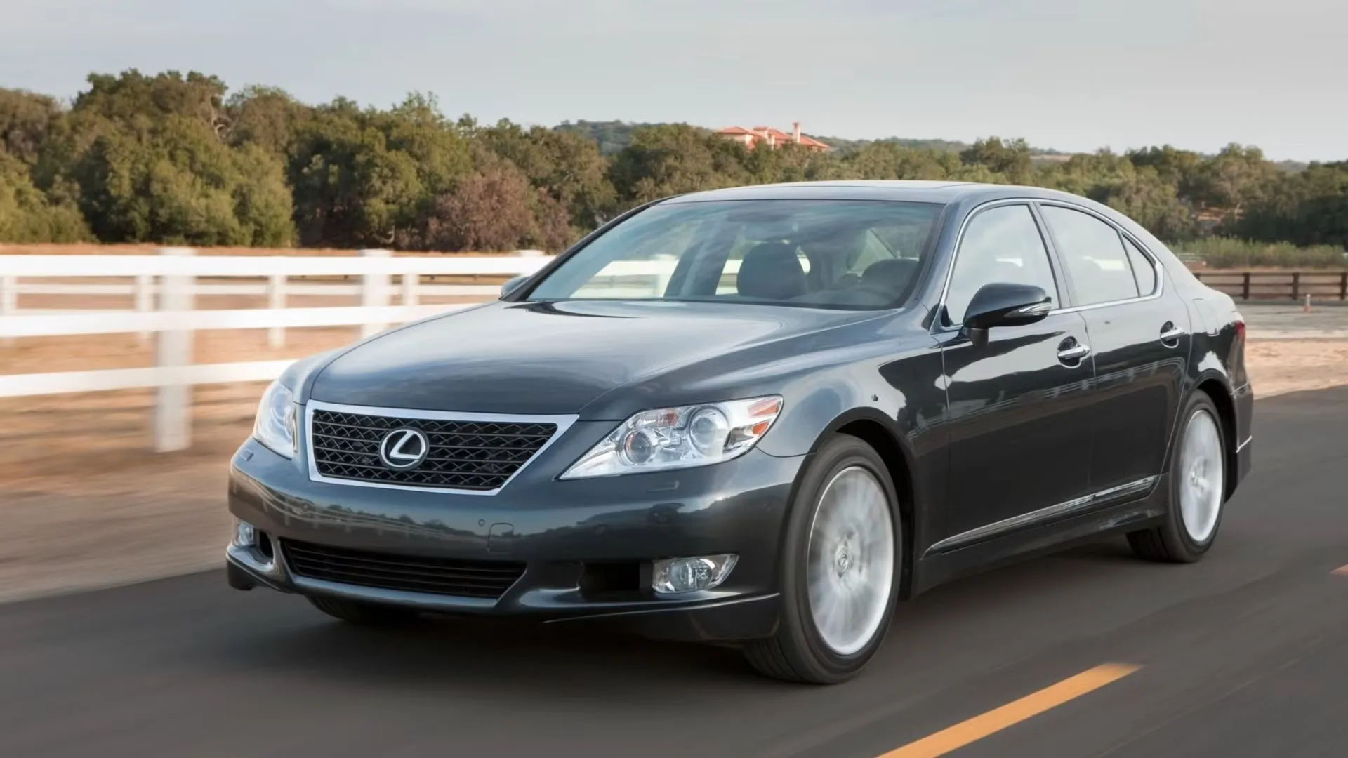 Lexus LS đời 2010 màu đen sang trọng, mẫu flagship V8 mạnh mẽ với trục cơ sở dài, biểu tượng của sự đẳng cấp và độ bền.