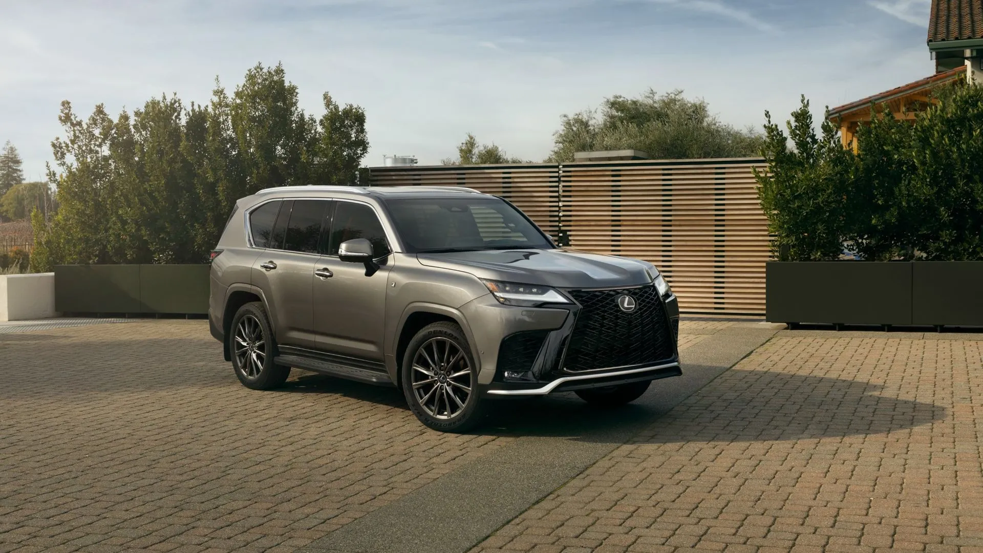 Lexus LX 700h 2025 màu xám nhìn từ góc ba phần tư phía trước, thể hiện sự đồ sộ và đẳng cấp của SUV hạng sang.