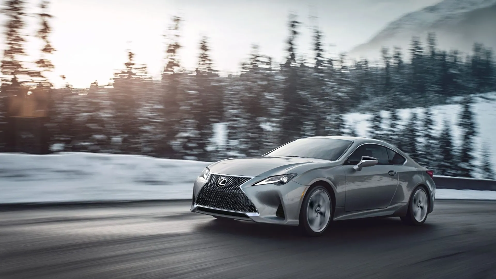 Lexus RC 2025 màu đỏ chạy trên đường, thể hiện phong cách coupe 2+2 cá tính và sang trọng.