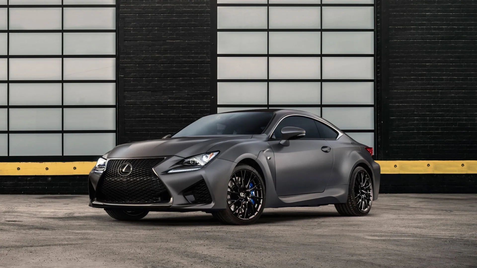 Lexus RC F màu xám đời 2018 đậu bên ngoài nhà kho, coupe thể thao sang trọng với động cơ V8 hút khí tự nhiên ấn tượng.