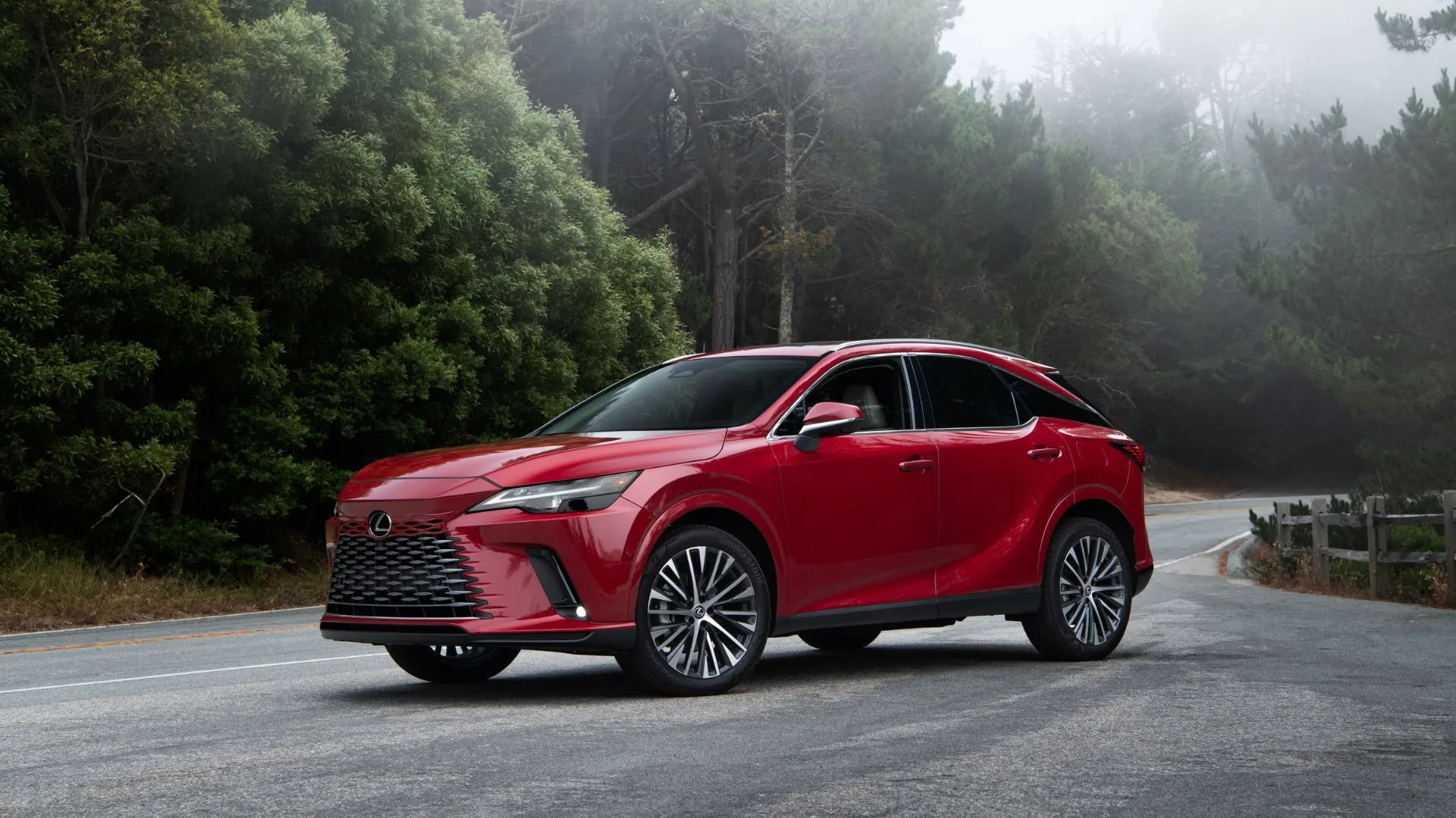 Lexus RX 350h 2025 màu đỏ đỗ bên đường