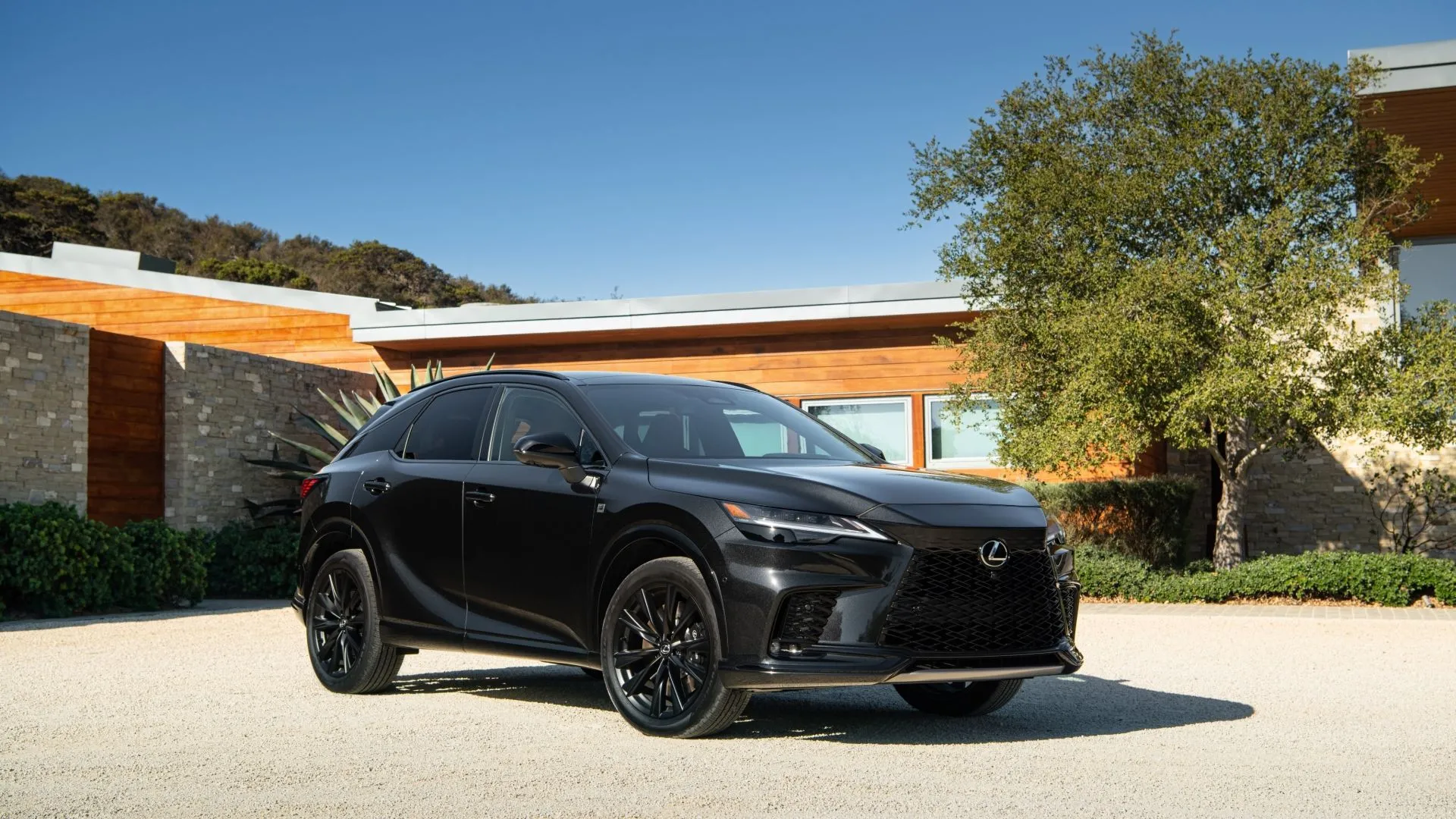 Lexus RX 500h F Sport Performance 2025 màu Caviar sang trọng, thể hiện thiết kế đẳng cấp và hiện đại
