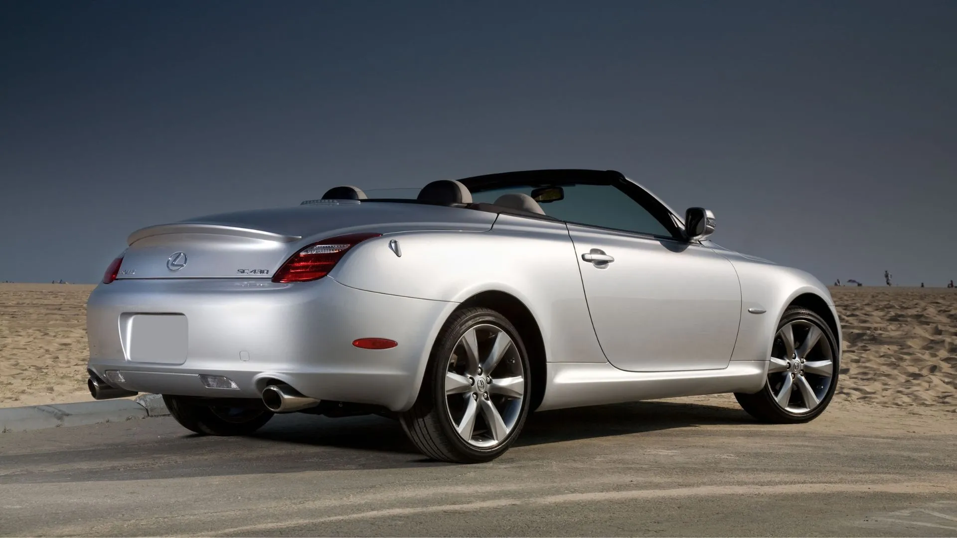 Lexus SC 430 2010 màu bạc đỗ trên đường sa mạc nhìn từ phía sau