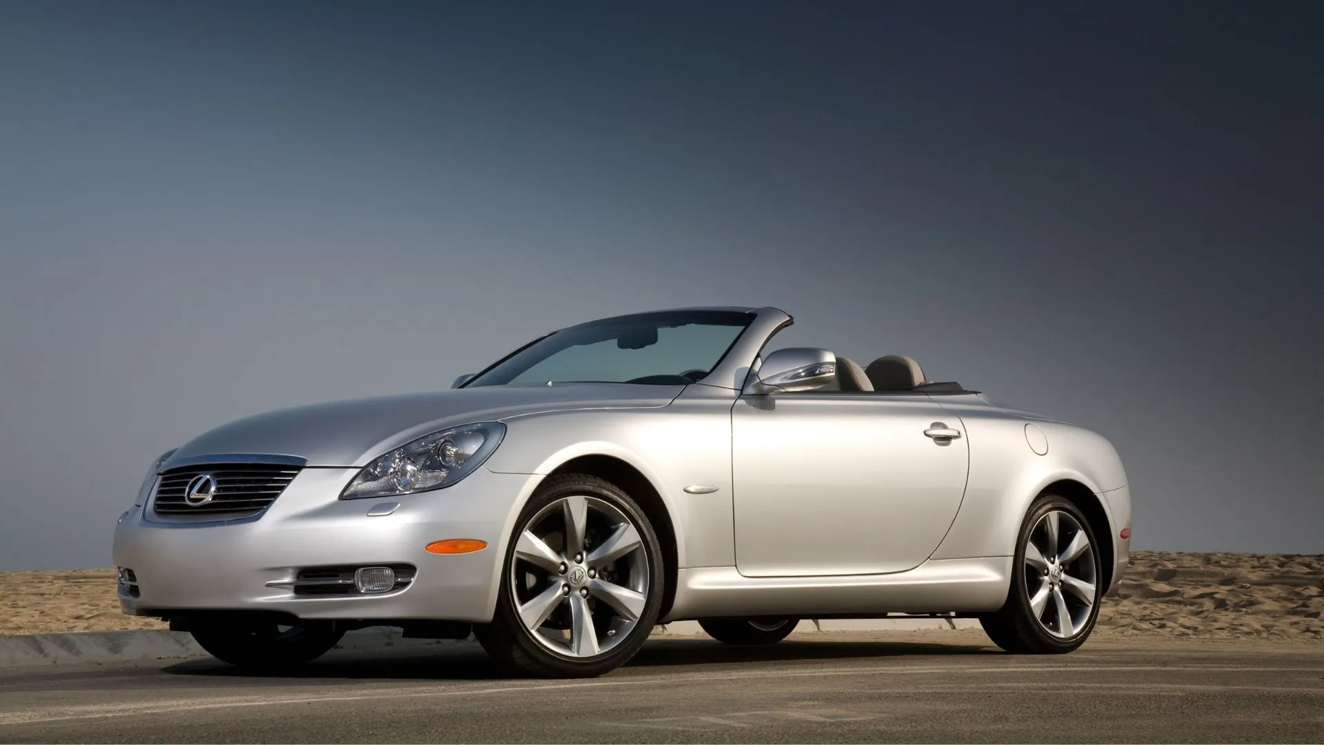 Lexus SC 430 2010 màu bạc đỗ trên đường sa mạc