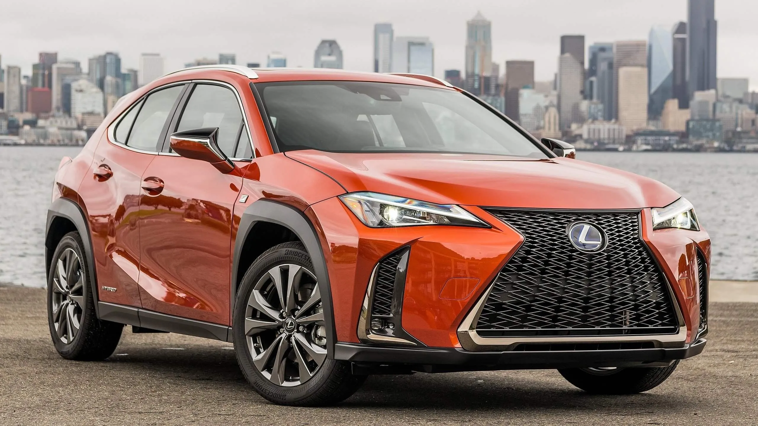 Lexus UX 2019 màu trắng ngọc trai, mẫu crossover hạng sang cũ nhỏ gọn, bền bỉ và tiết kiệm.