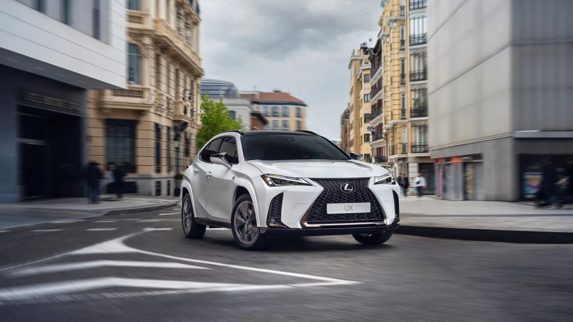 Lexus UX 2025 màu trắng nhìn từ góc ba phần tư phía trước, thể hiện vẻ ngoài nhỏ gọn, năng động của SUV đô thị hạng sang.