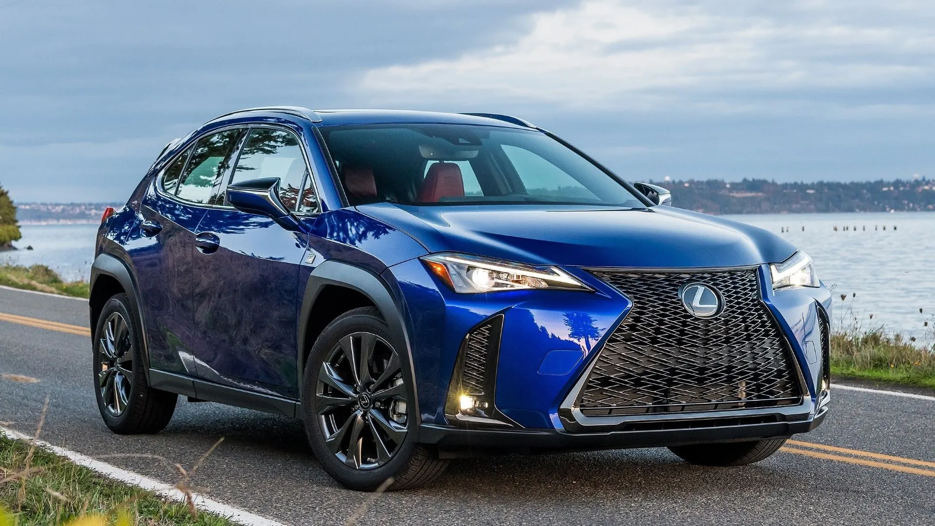 Lexus UX 250h 2019 màu đỏ đô, crossover hybrid hạng sang tiết kiệm nhiên liệu