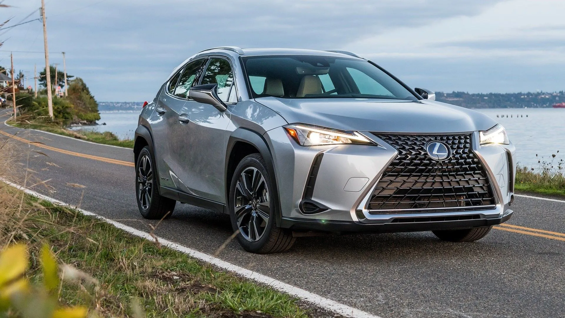 Lexus UX Hybrid 2019 màu trắng ngà từ góc 3/4 phía trước, crossover hạng sang nhỏ gọn siêu bền bỉ và tiết kiệm.