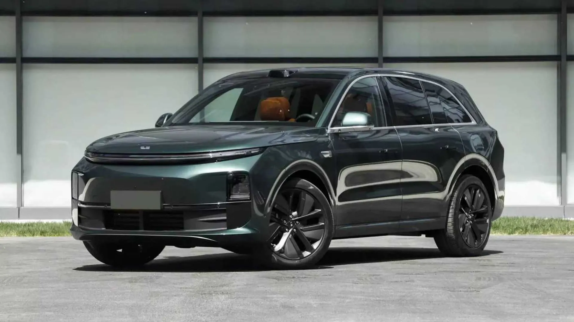 Li Auto L6 màu xanh lá cây đỗ trên đường nhựa, giới thiệu mẫu xe điện mở rộng phạm vi (EREV) với nội thất tiện nghi và tầm vận hành vượt trội.