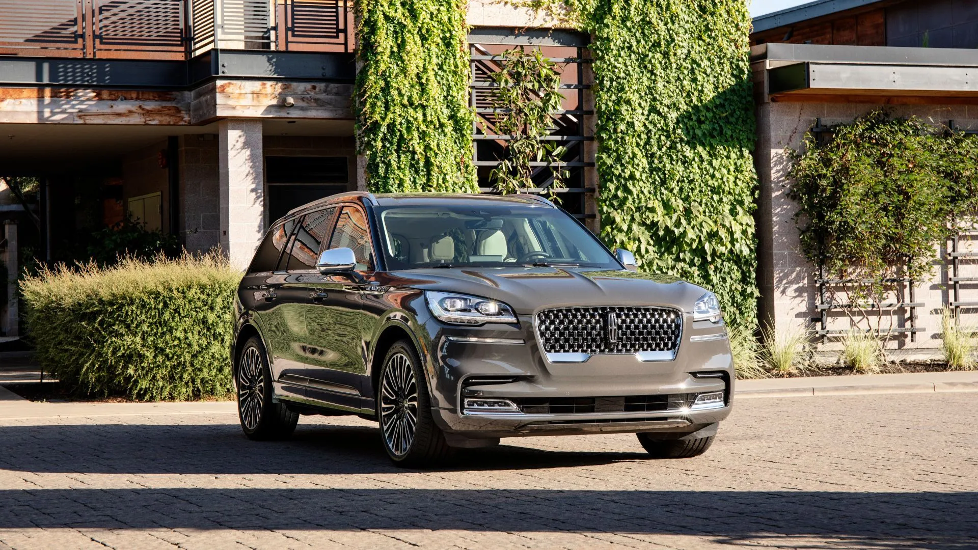 Lincoln Aviator 2021 màu nâu đỗ trước nhà, một trong những mẫu xe bị triệu hồi lỗi ghế ngồi, kèm hướng dẫn xử lý.
