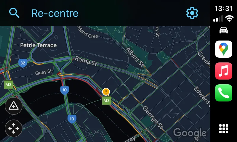 Lớp phủ thông tin giao thông trên Google Maps CarPlay, hiển thị tình trạng tắc nghẽn bằng các màu sắc khác nhau.