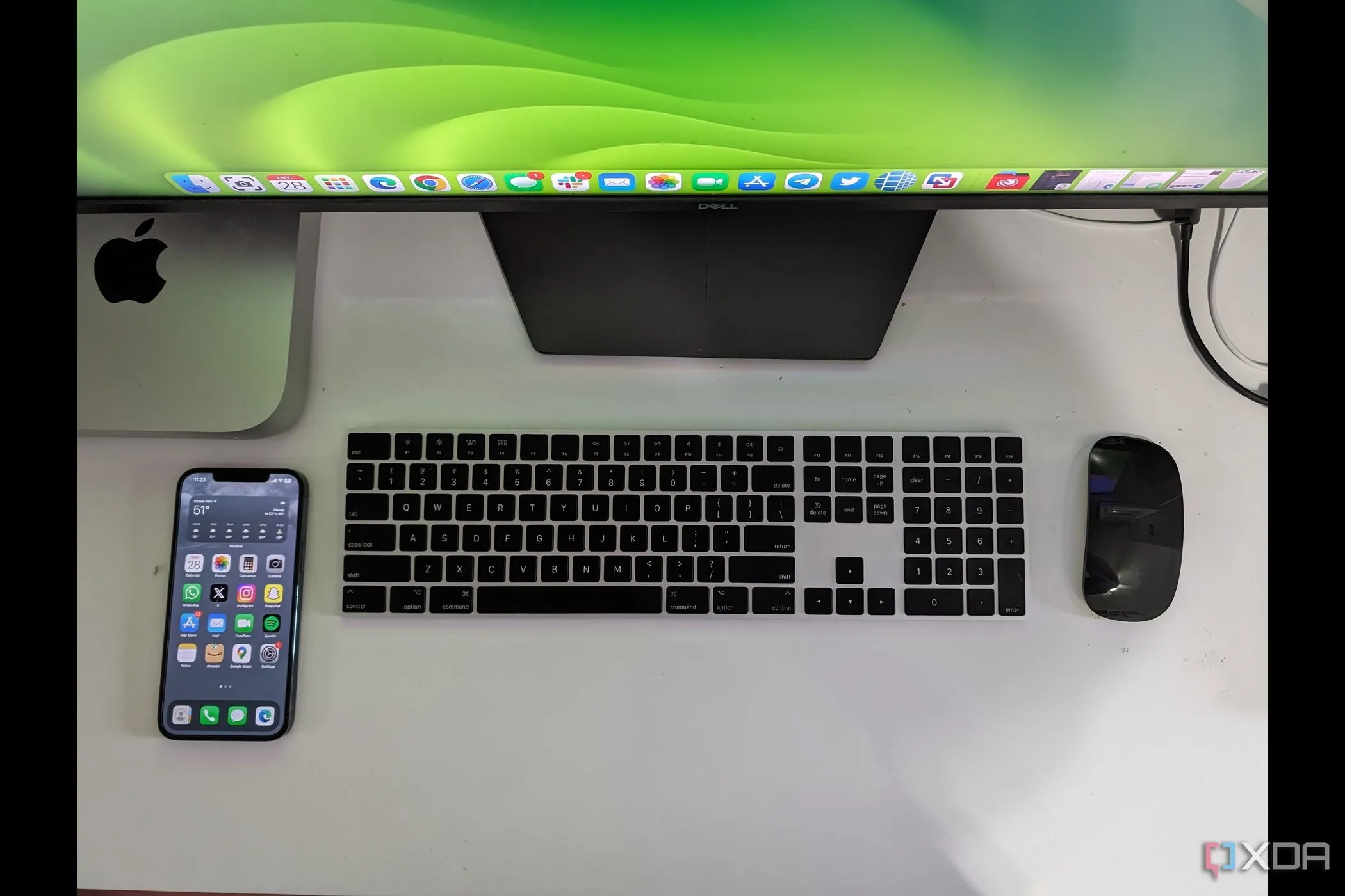 Mac mini kết nối với màn hình ultrawide cùng bàn phím