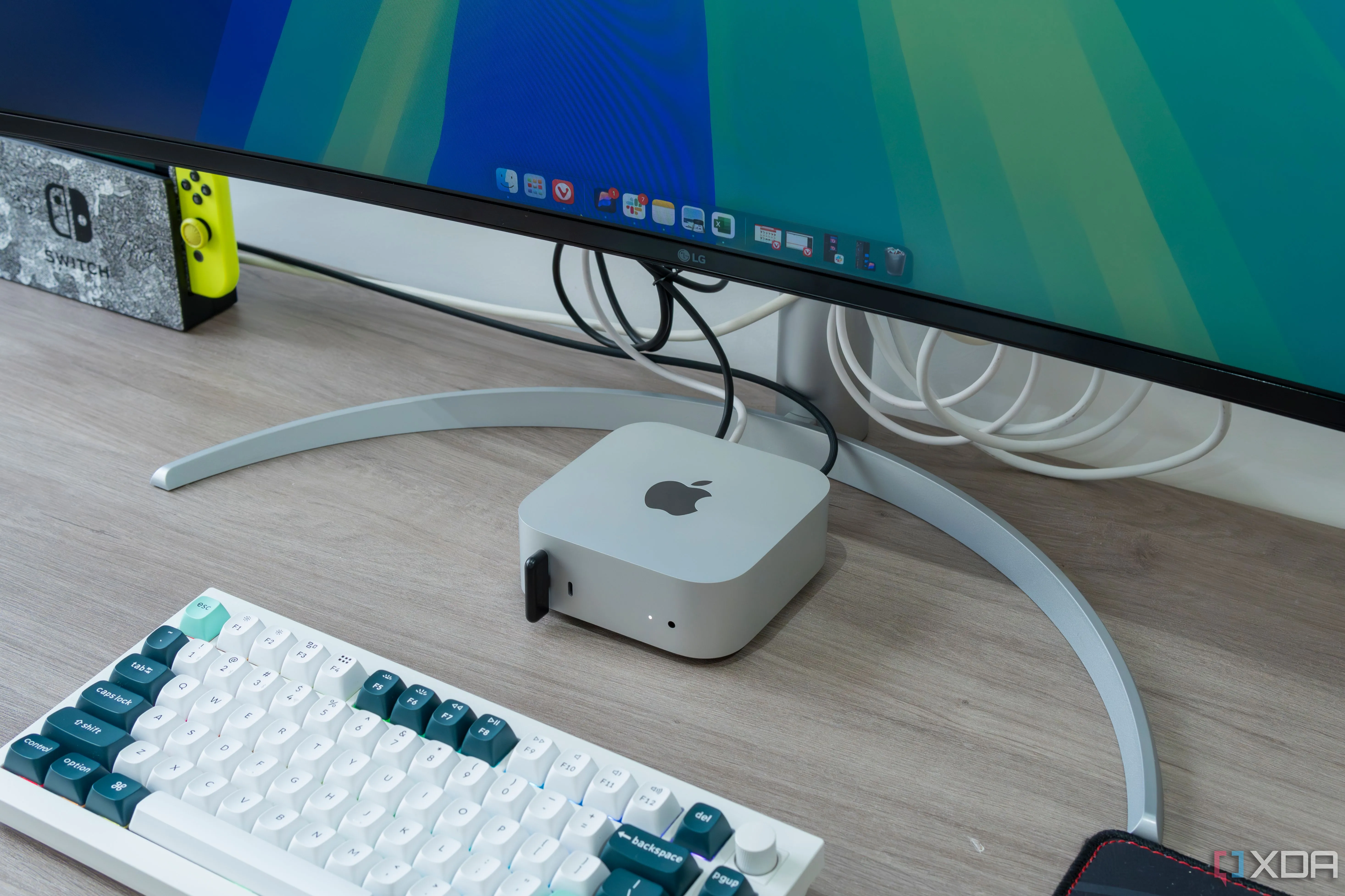 Mac mini M4 kết nối với màn hình và bàn phím, hiển thị thanh Dock