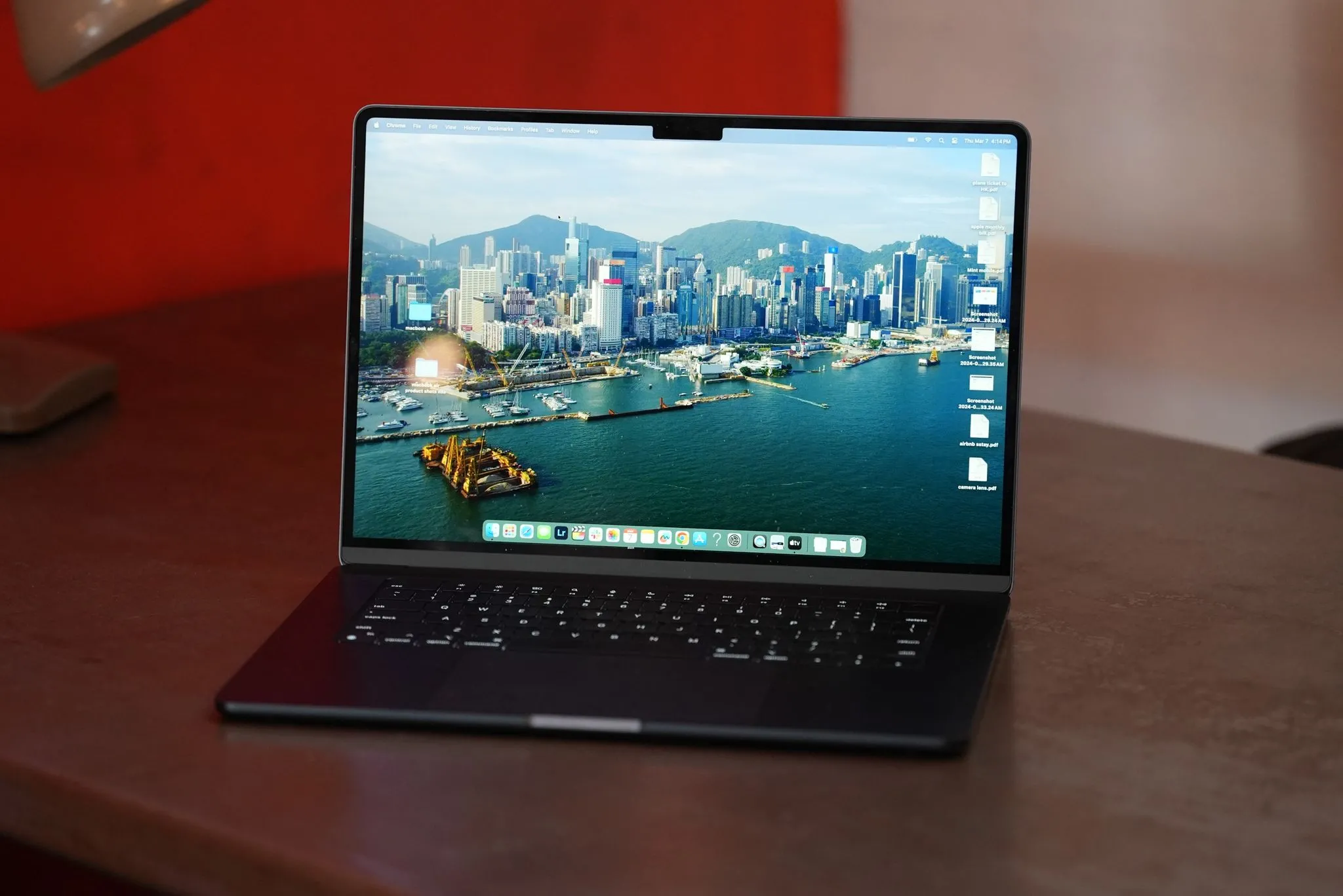 MacBook Air M3 trên bàn, biểu tượng cho trải nghiệm năng suất cao với Shortcuts trên macOS Tahoe