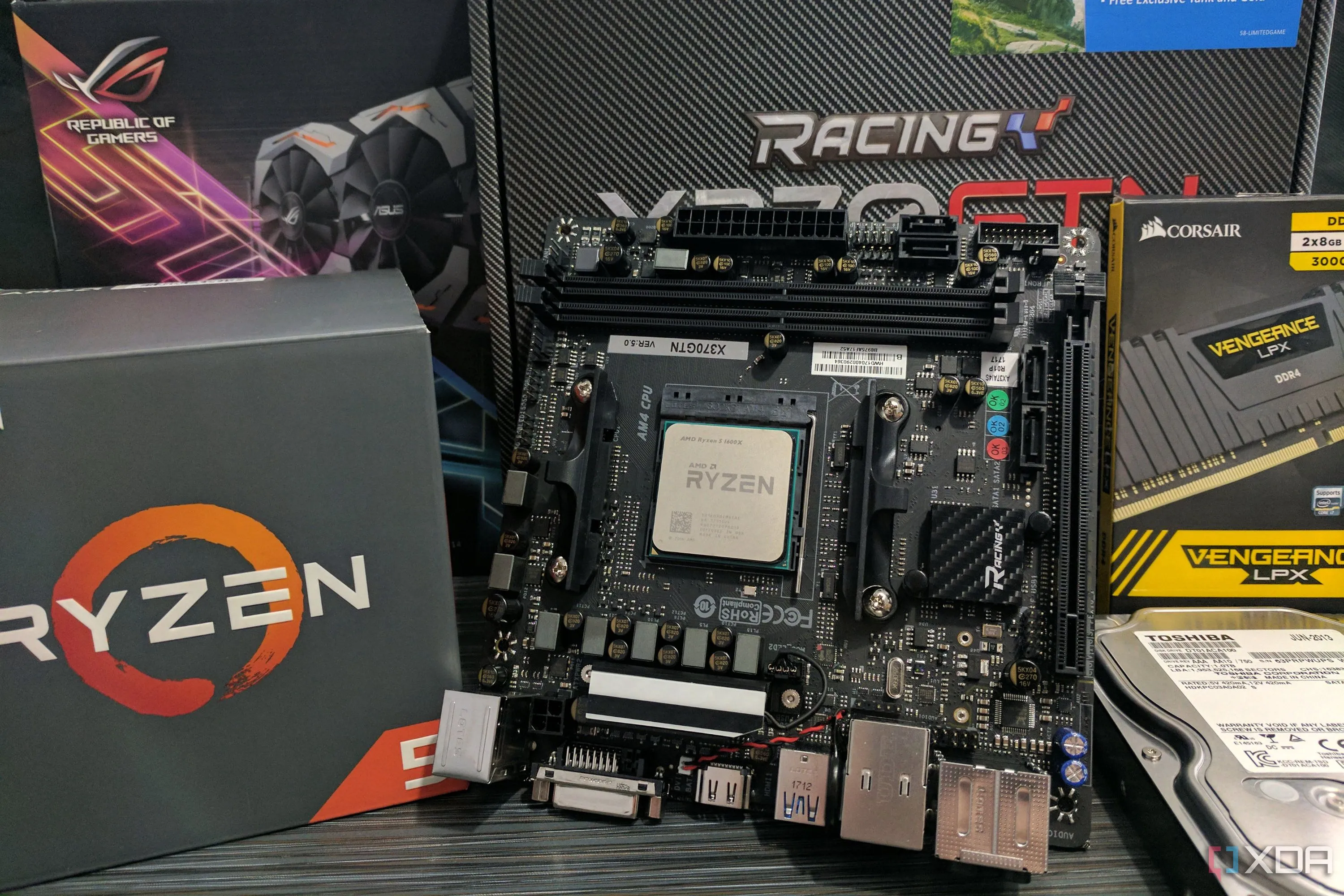 Mainboard AMD AM4 chuẩn Mini-ITX cùng các linh kiện PC SFF khác, minh họa sự chật hẹp khi lắp ráp