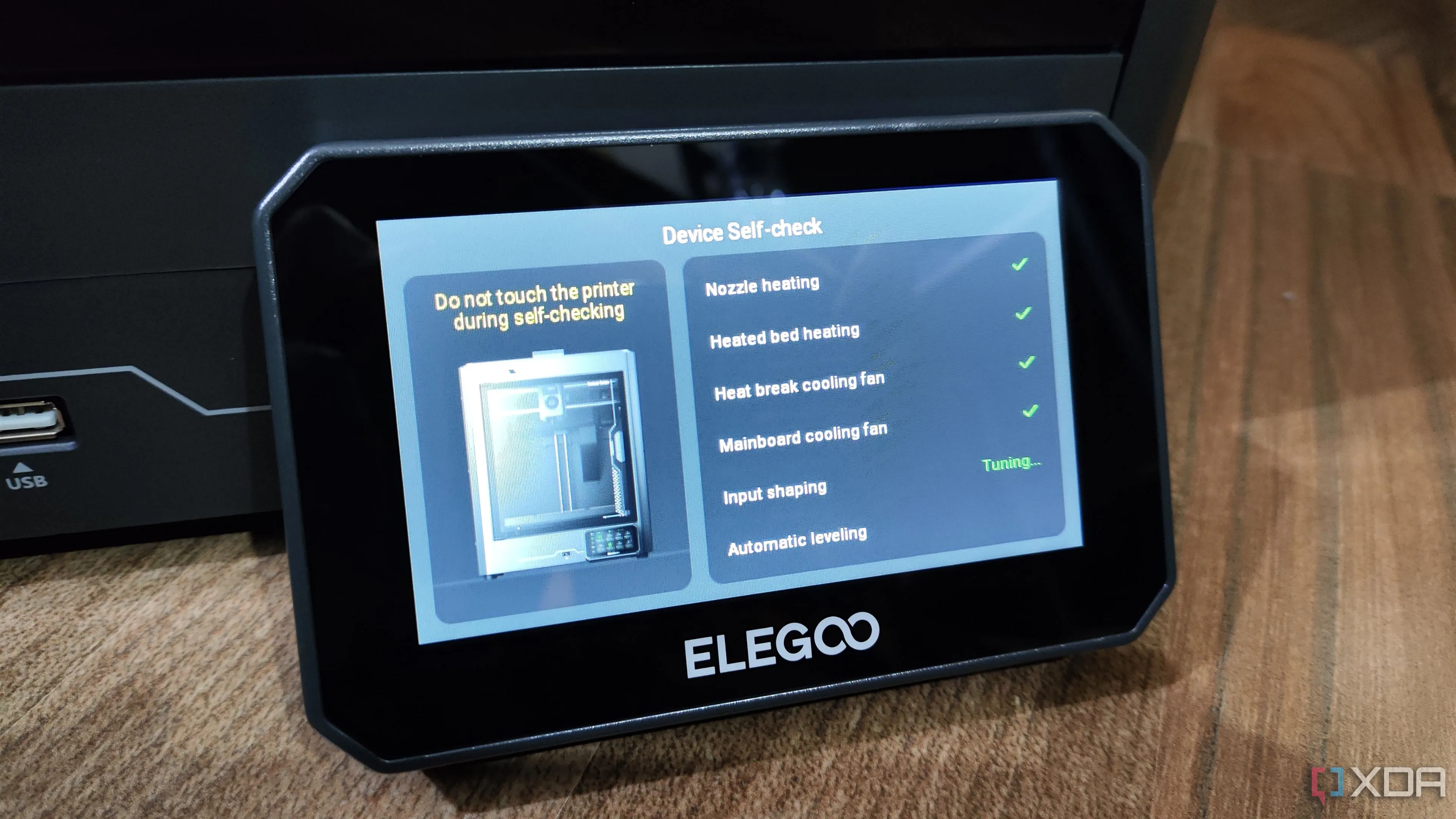 Màn hình cảm ứng của Elegoo Centauri Carbon hiển thị giao diện người dùng thân thiện