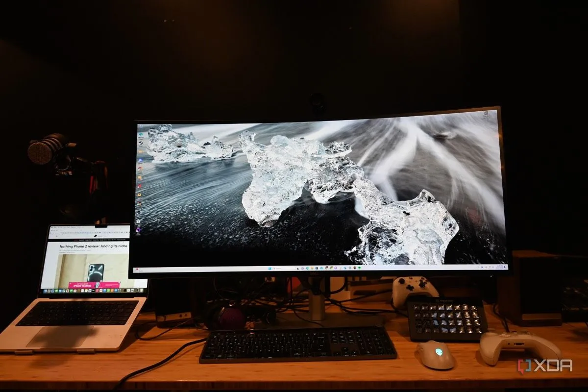 Màn hình cong Dell UltraSharp 40 inch với hình nền băng tuyết sắc nét