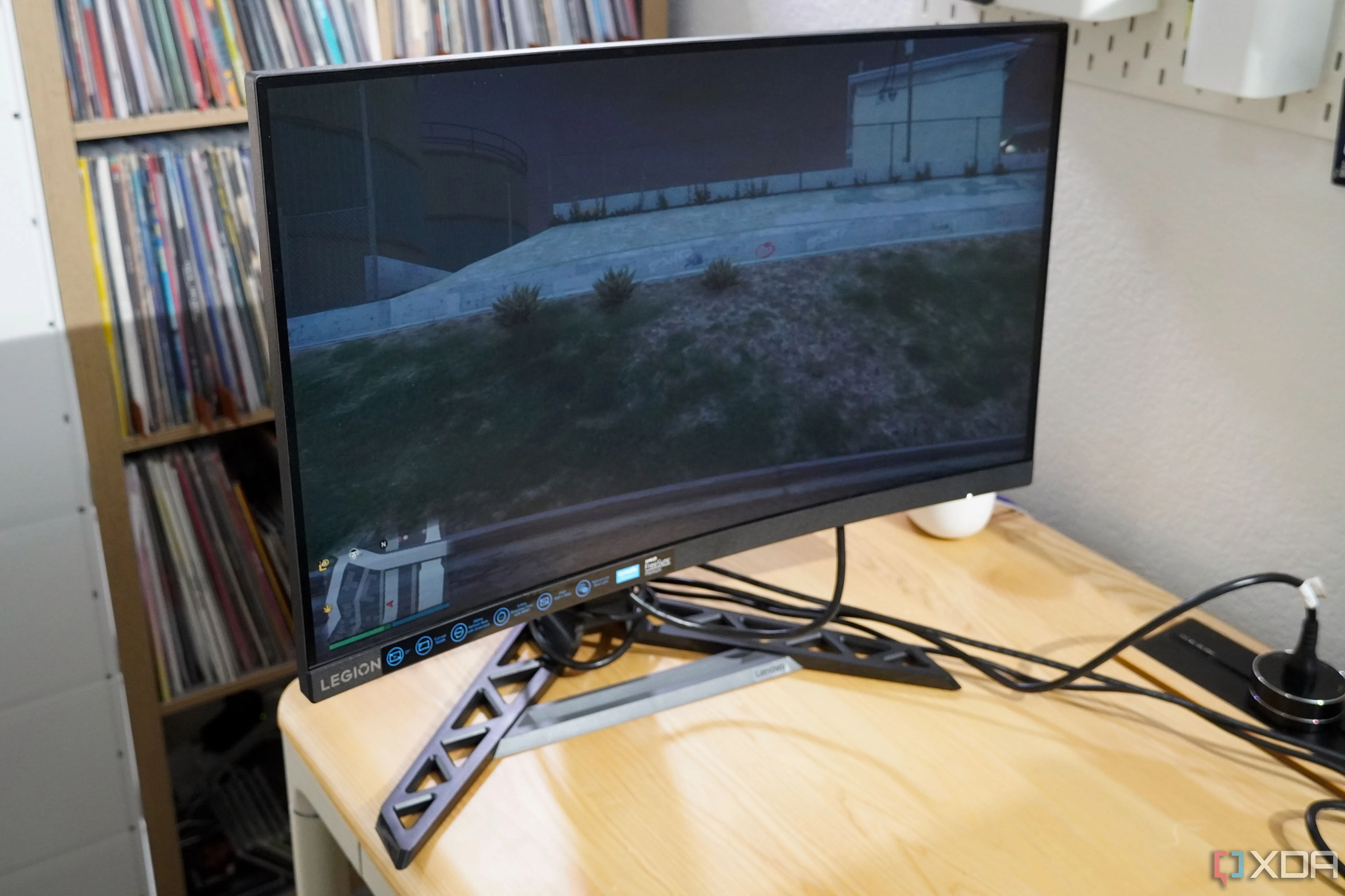 Màn hình cong Lenovo Legion trên bàn làm việc, phù hợp cho trải nghiệm gaming