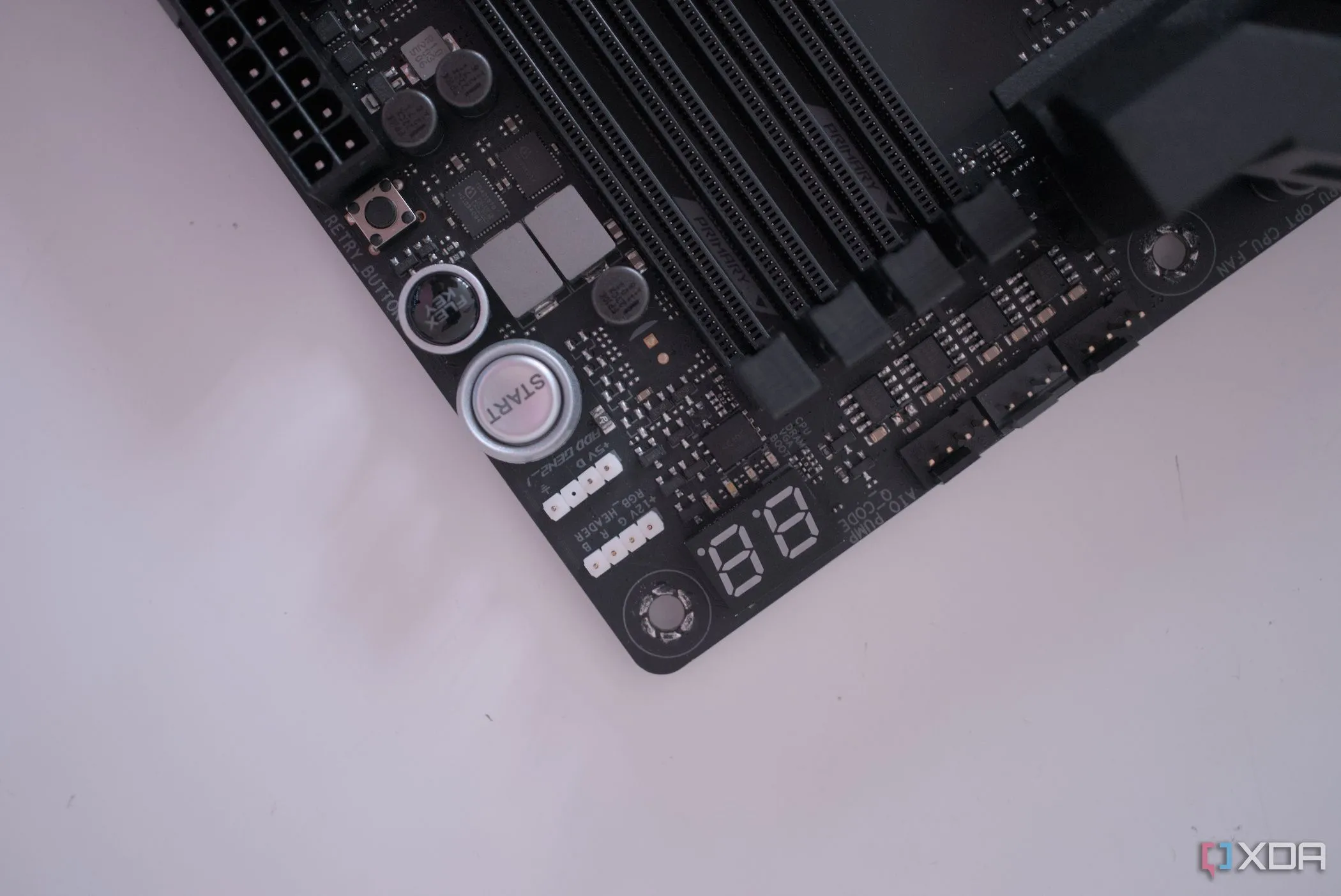 Màn hình debug LED trên bo mạch chủ ASUS ROG Crosshair X670E Hero hiển thị mã lỗi.