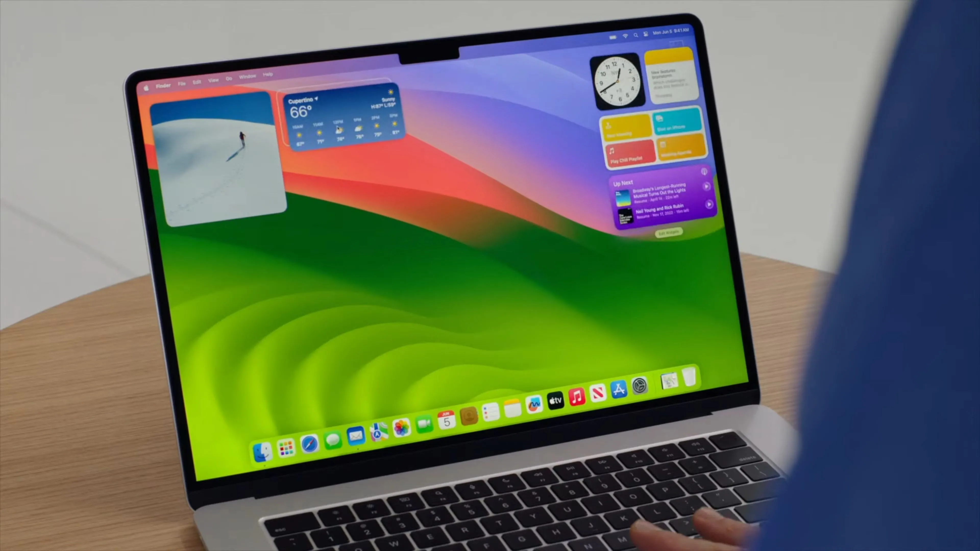 Màn hình desktop macOS Sonoma với các widget được bố trí