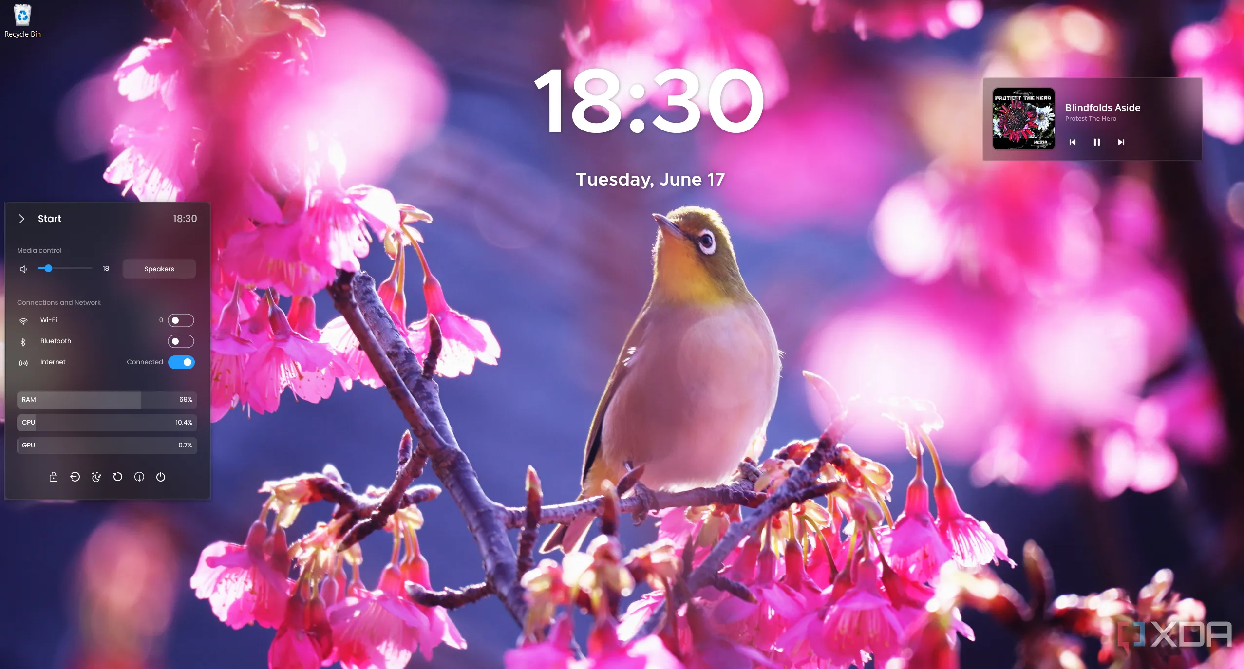 Màn hình desktop Windows 11 đã được cá nhân hóa với các widget JaxCore như đồng hồ, trình phát nhạc và menu khởi động tùy chỉnh