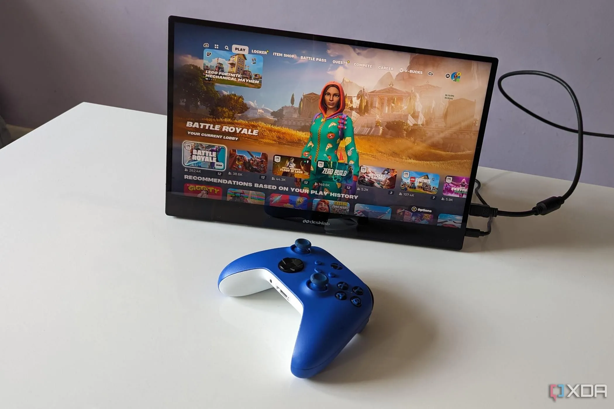 Màn hình di động Desklabs kết nối với tay cầm Xbox, hiển thị trò chơi Fortnite