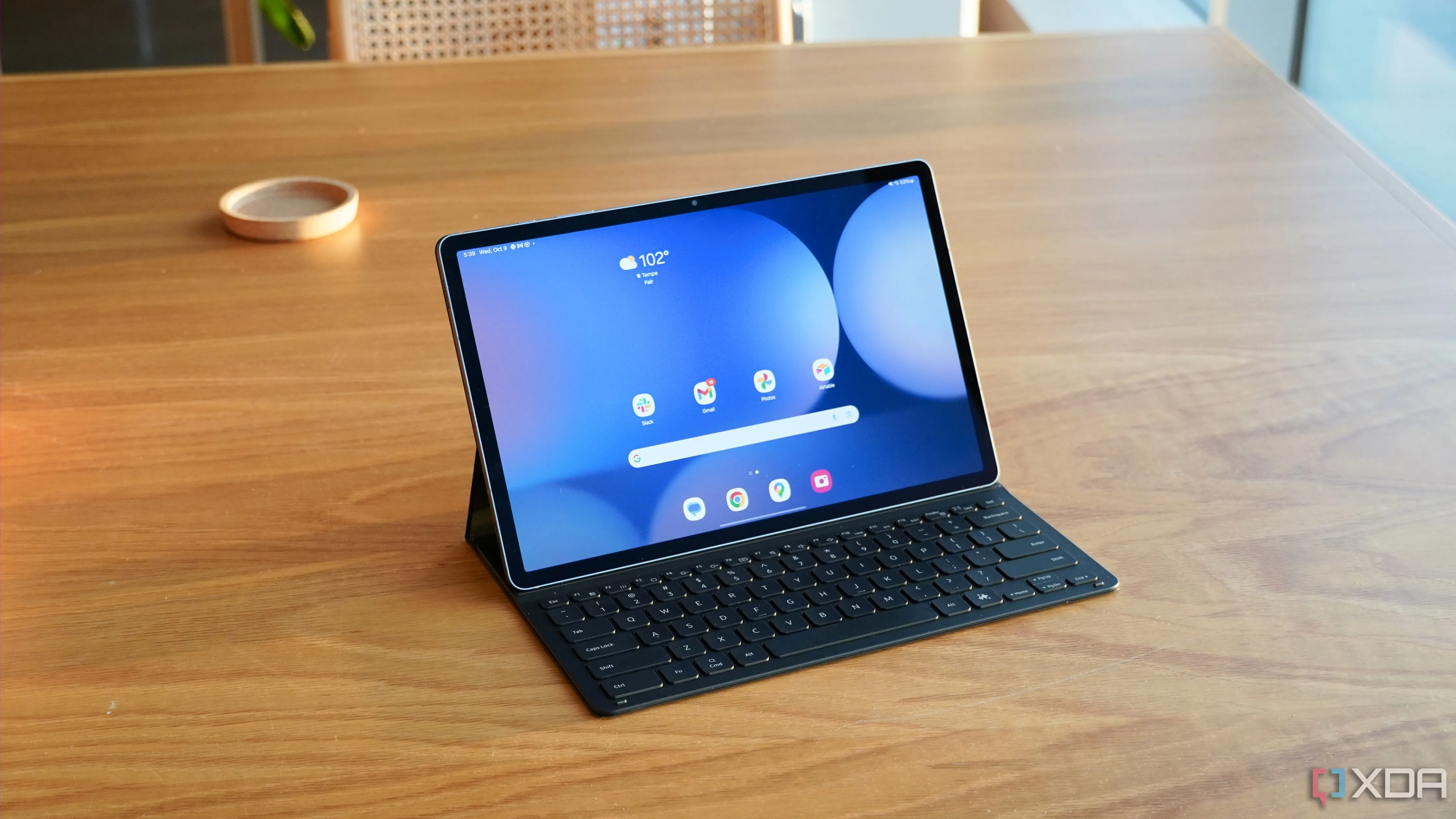 Màn hình Dynamic AMOLED 2X rực rỡ của Galaxy Tab S10+ khi hoạt động