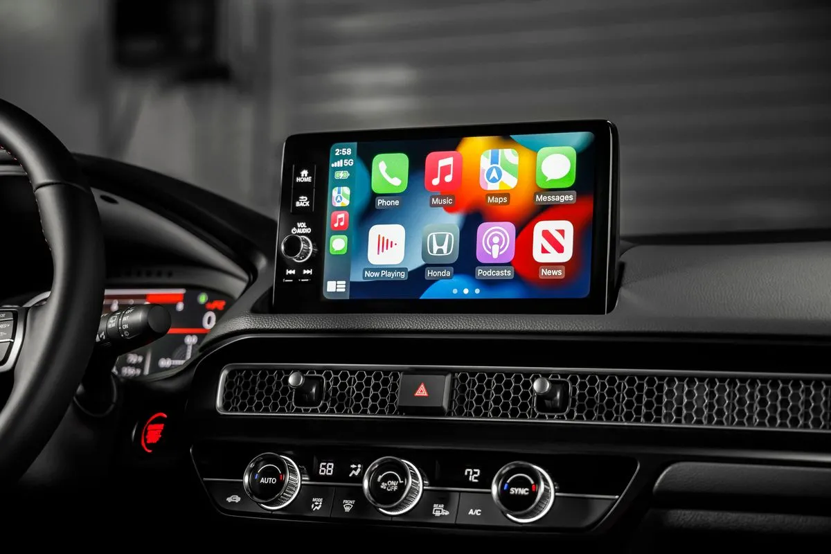Màn hình giải trí Honda Civic Type-R 2023 hiển thị giao diện Apple CarPlay trực quan