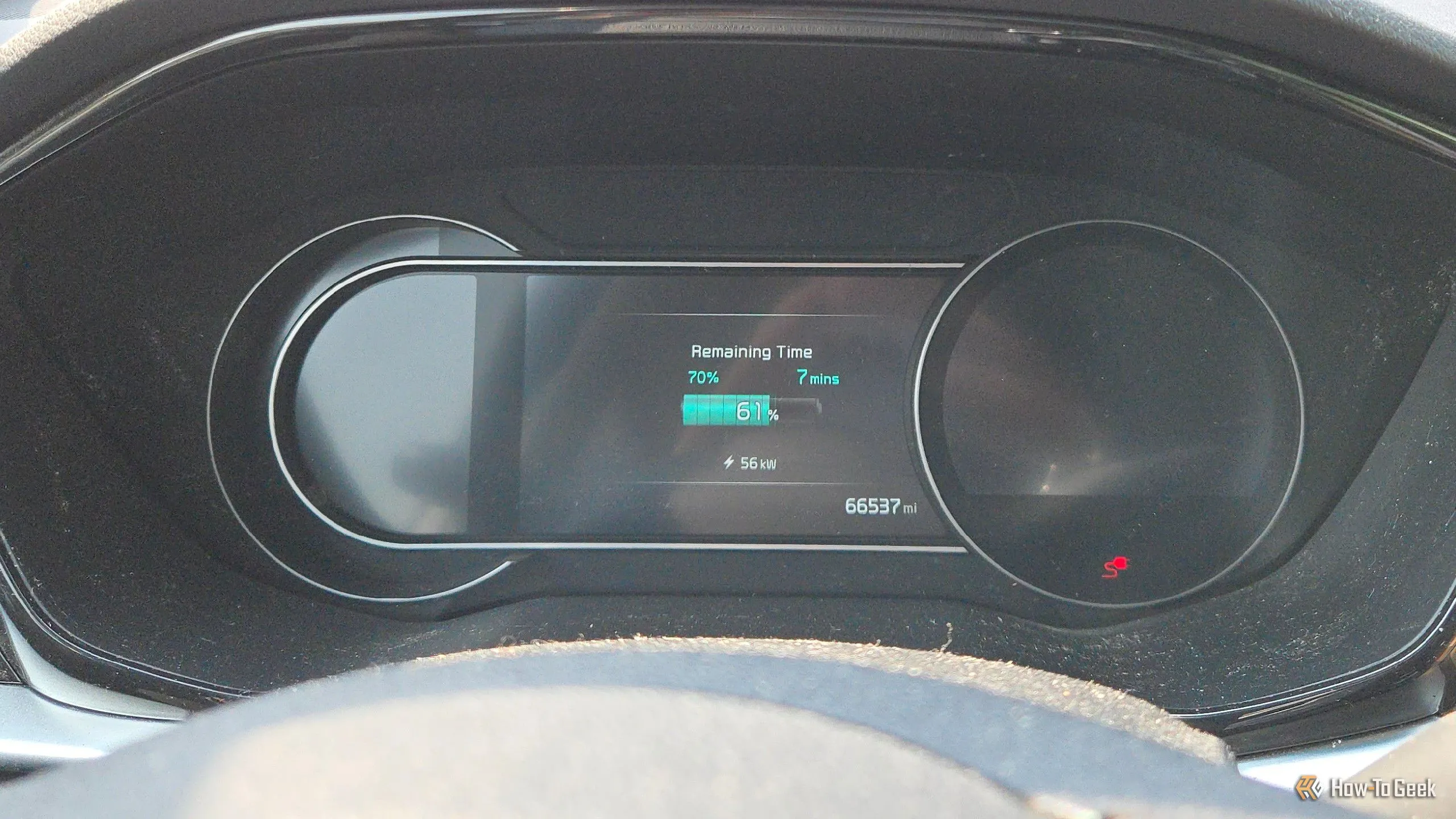 Màn hình hiển thị trên bảng điều khiển Kia Niro EV cho thấy xe đang sạc đến 70%, minh họa chiến lược sạc tối ưu trên đường dài.