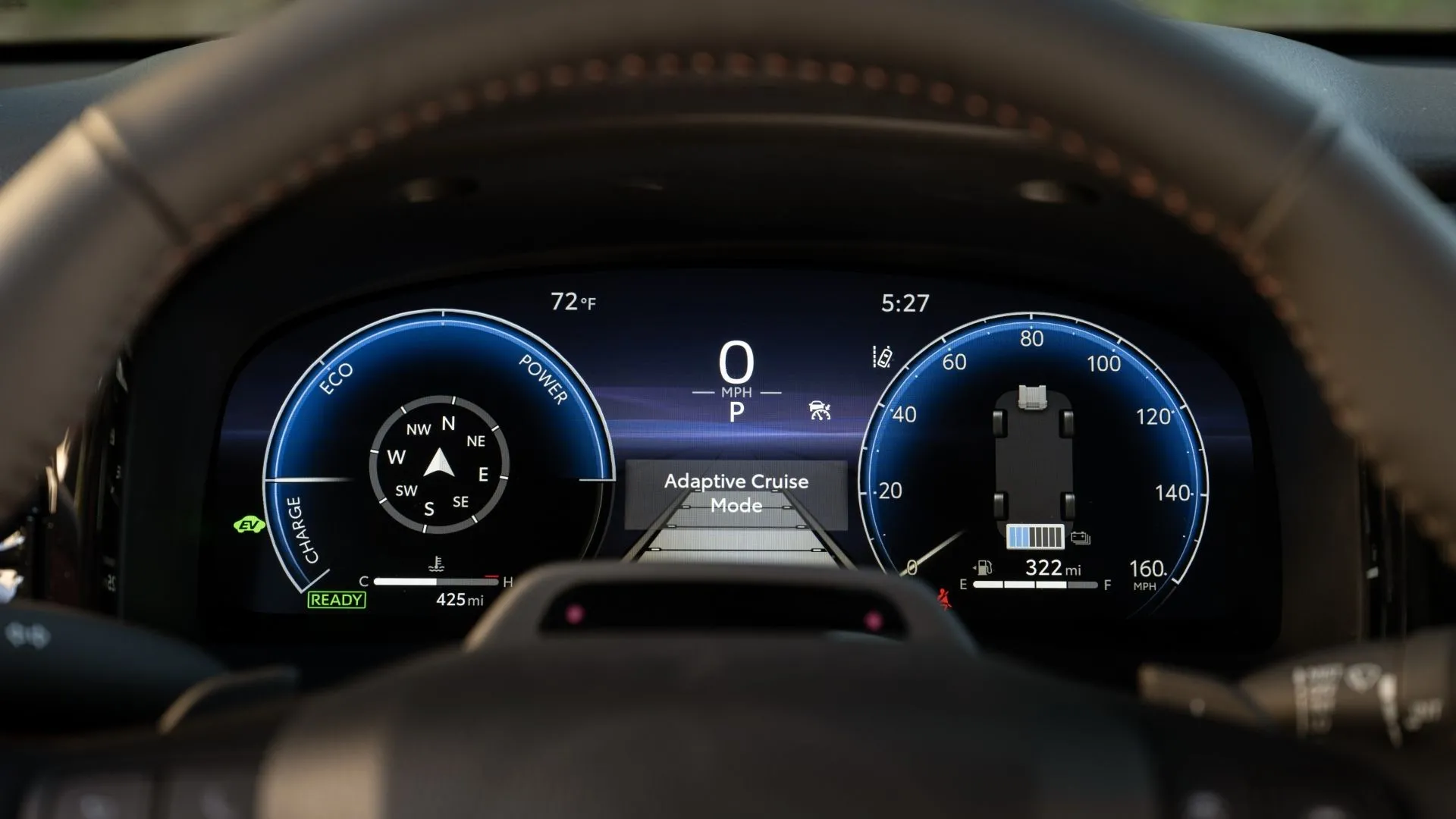 Màn hình kỹ thuật số hiển thị thông tin an toàn trên Toyota Camry 2025