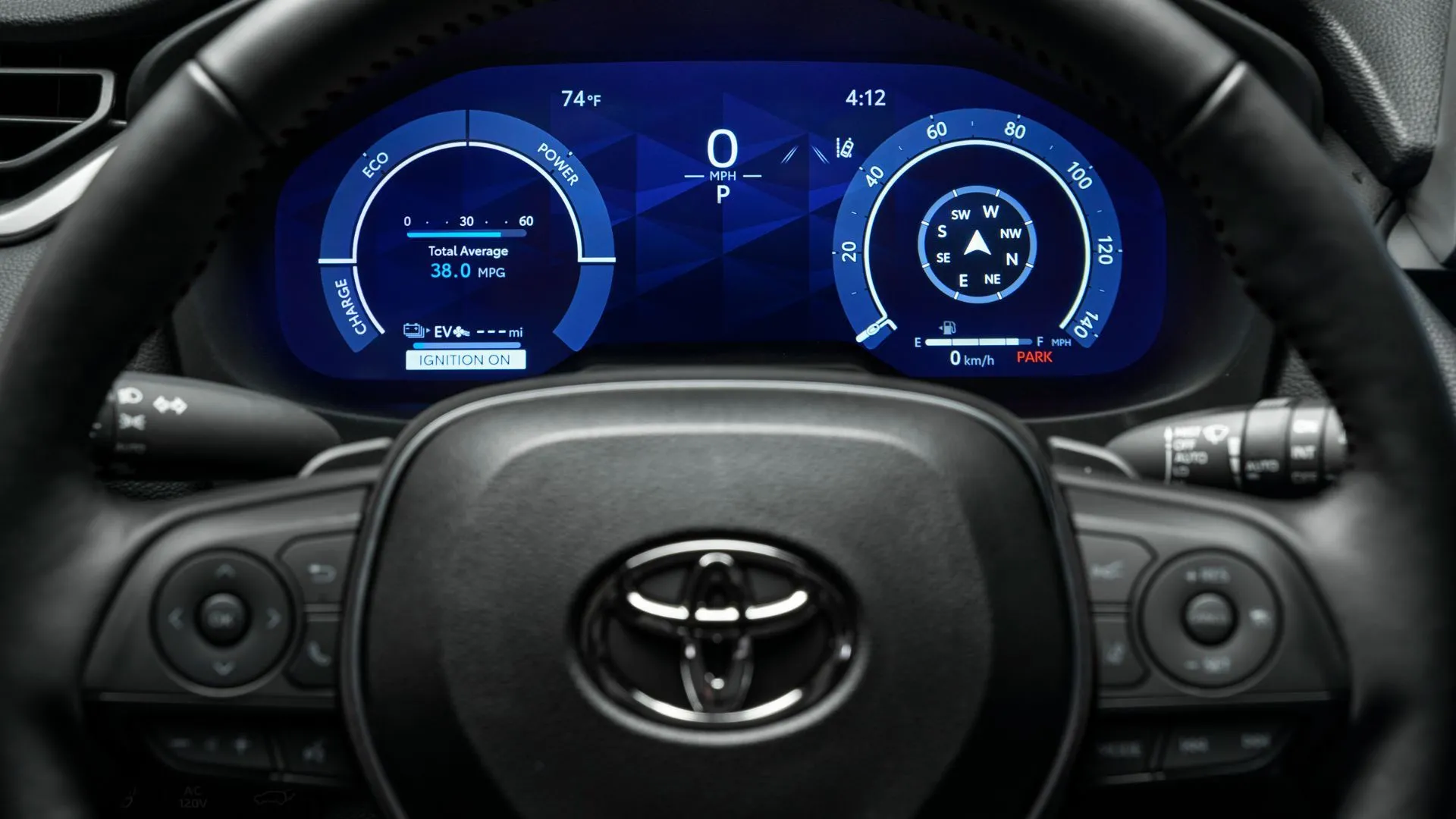 Màn hình kỹ thuật số hiển thị thông tin hiệu suất và mức tiêu thụ nhiên liệu của Toyota RAV4 PHEV XSE 2025 màu đỏ.