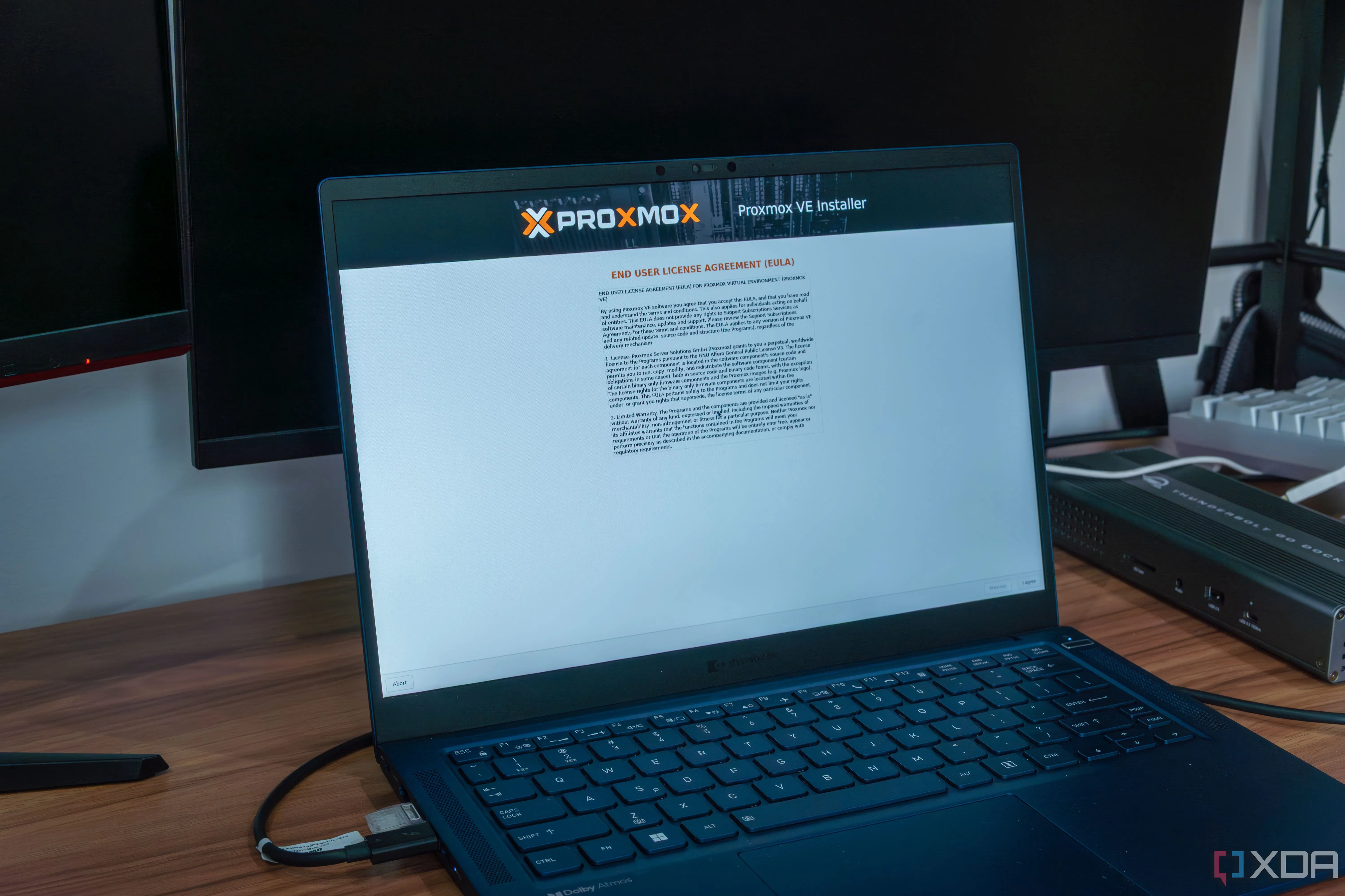 Màn hình laptop hiển thị quá trình cài đặt Proxmox, thể hiện tính linh hoạt của Home Assistant khi chạy trên nhiều nền tảng phần cứng, hỗ trợ mở rộng hệ thống nhà thông minh.