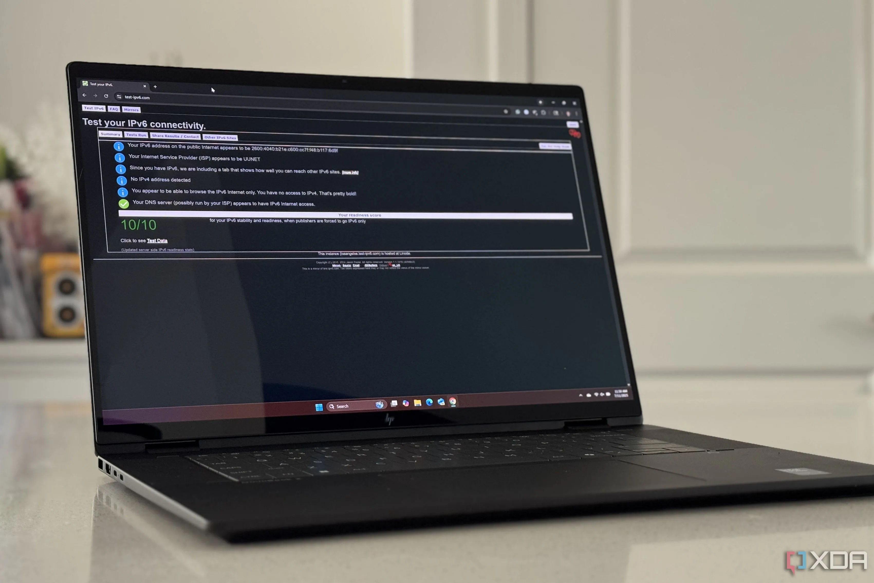 Màn hình laptop hiển thị trang web kiểm tra kết nối IPv6, minh họa cách người dùng có thể xác định khả năng tương thích với giao thức IPv6 của họ.