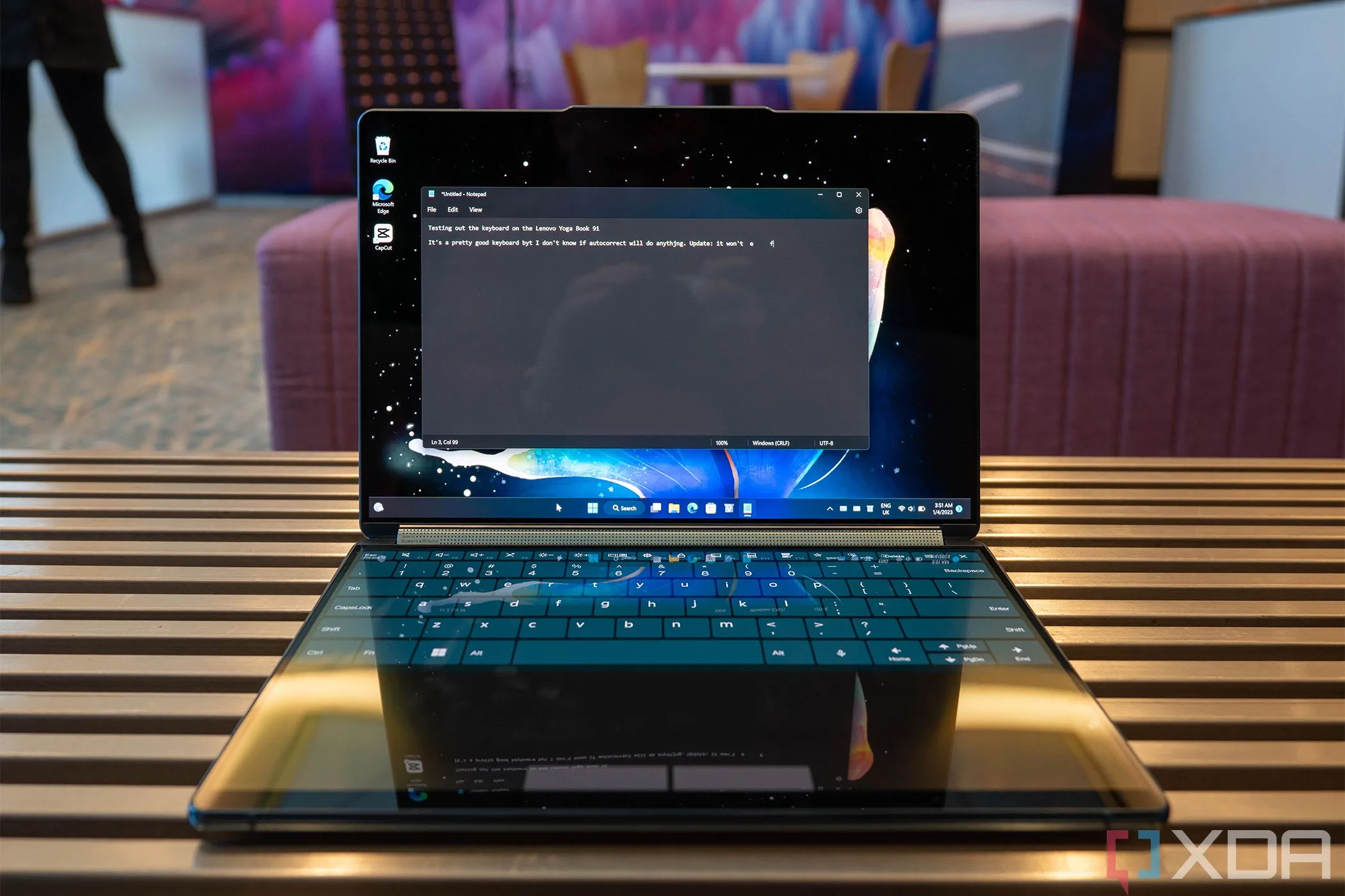 Màn hình laptop Lenovo Yoga Book 9i hiển thị trình soạn thảo văn bản hiện đại