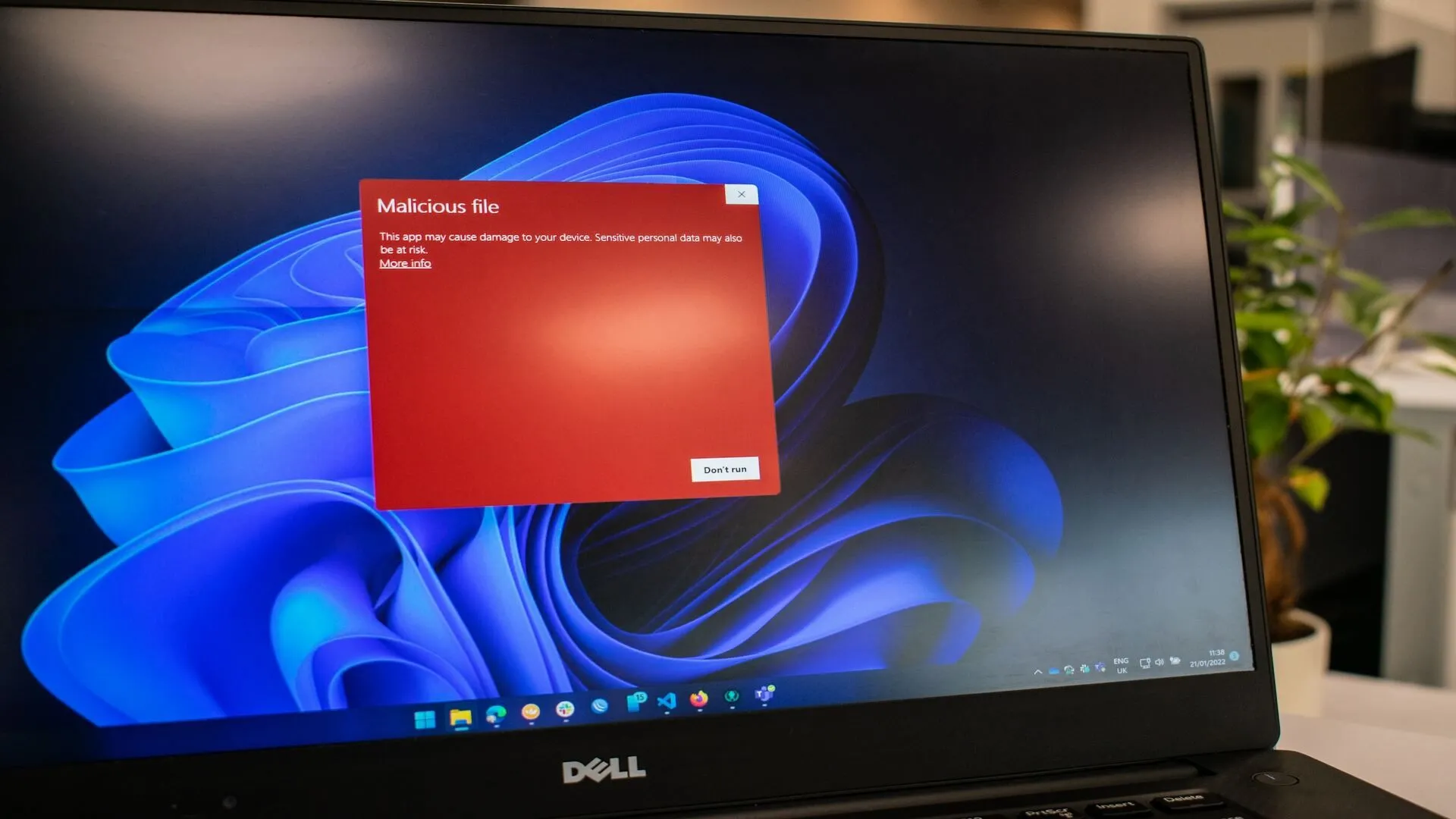 Màn hình laptop Windows 11 hiển thị cảnh báo về tập tin độc hại, minh họa nguy cơ lây nhiễm sâu máy tính (worm)