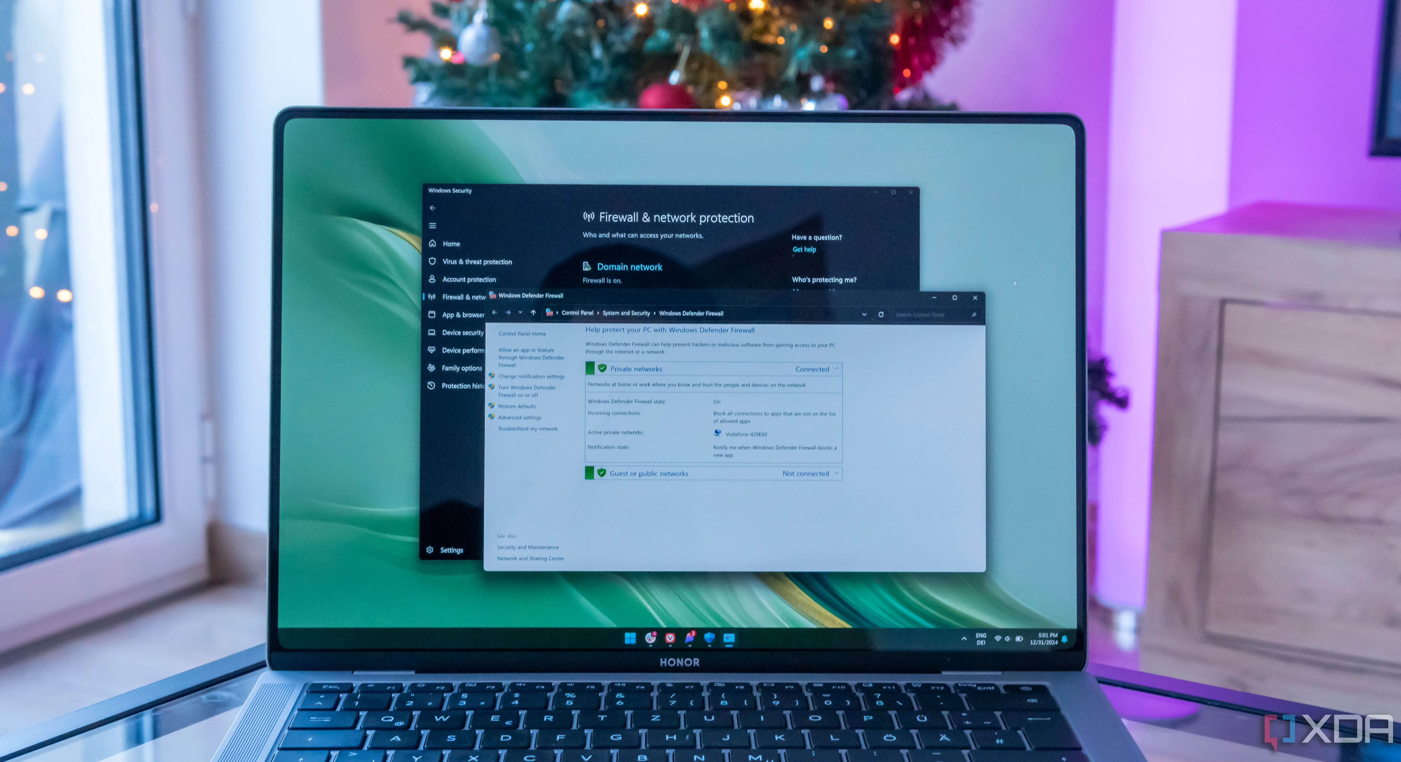 Màn hình laptop Windows 11 hiển thị giao diện cài đặt tường lửa Windows, cho thấy sự khác biệt giữa tường lửa phần mềm và phần cứng
