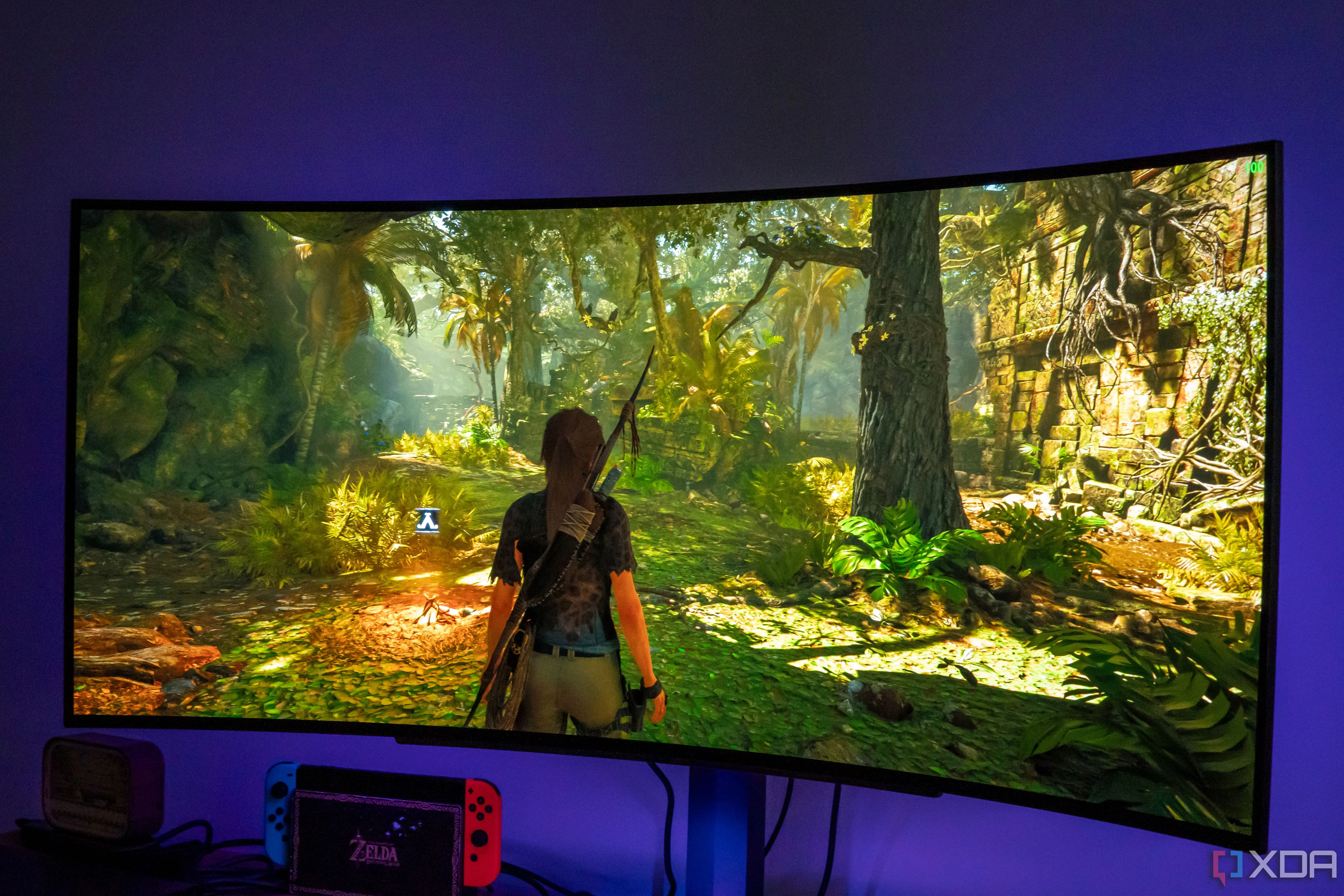 Màn hình LG UltraGear 45GR95QE hiển thị cảnh game Shadow of the Tomb Raider, minh họa trải nghiệm chơi game cao cấp.