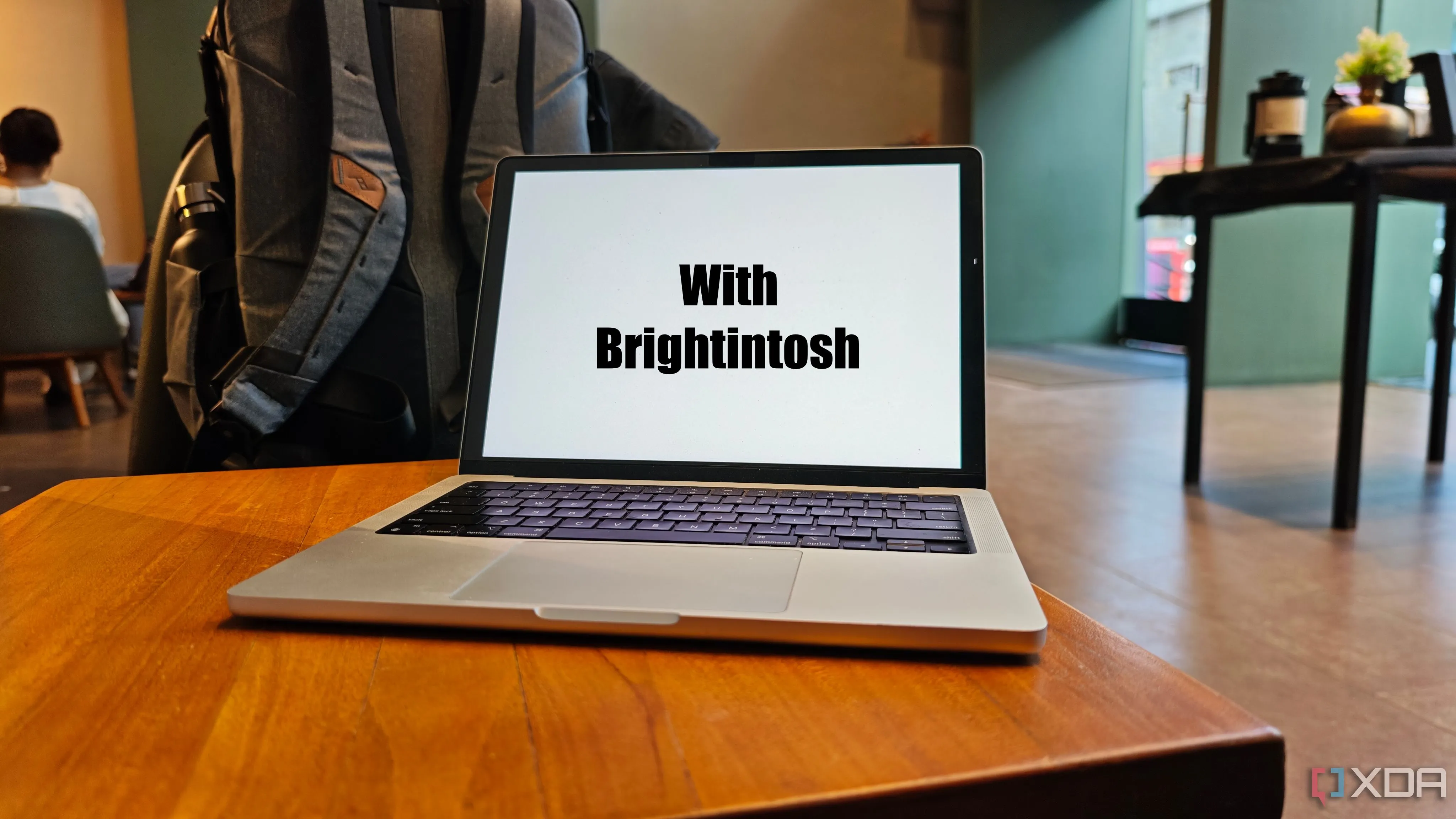 Màn hình MacBook hiển thị độ sáng tối đa với Brightintosh