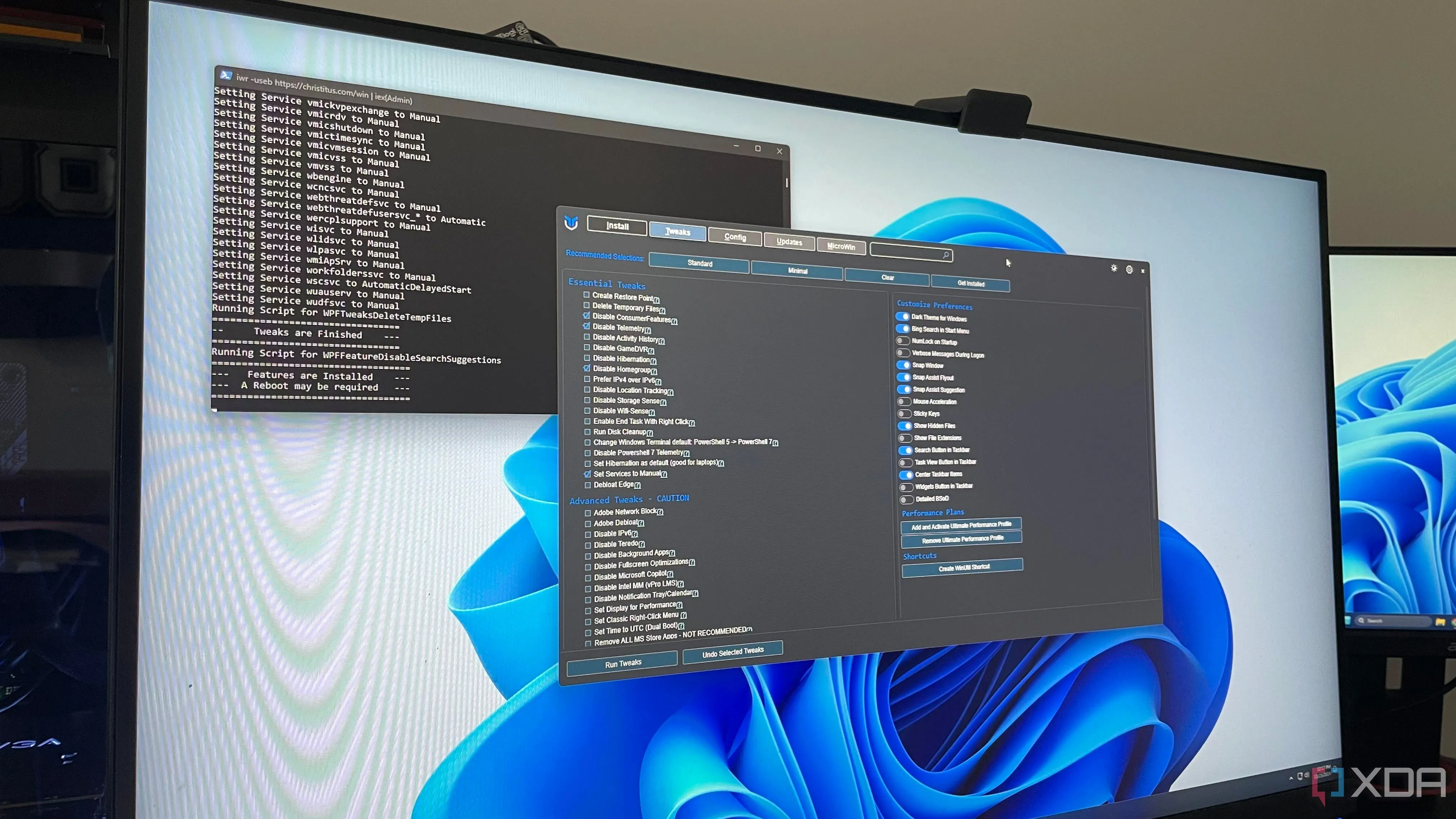Màn hình máy tính hiển thị giao diện PowerShell đang thực thi lệnh, minh họa việc tự động hóa tác vụ trên Windows