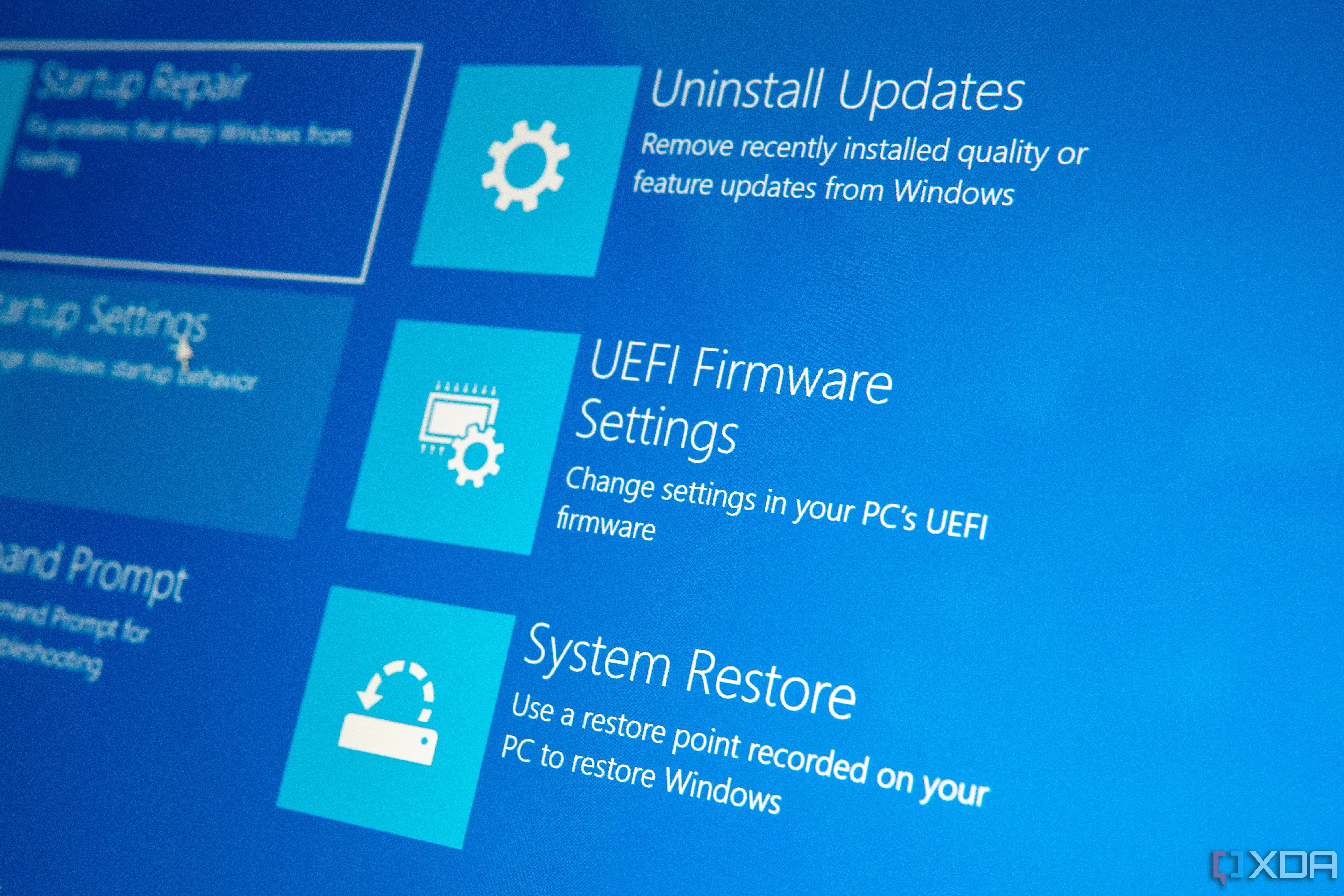Màn hình Recovery Environment của Windows, hiển thị tùy chọn Cài đặt Firmware UEFI để truy cập và cấu hình BIOS.