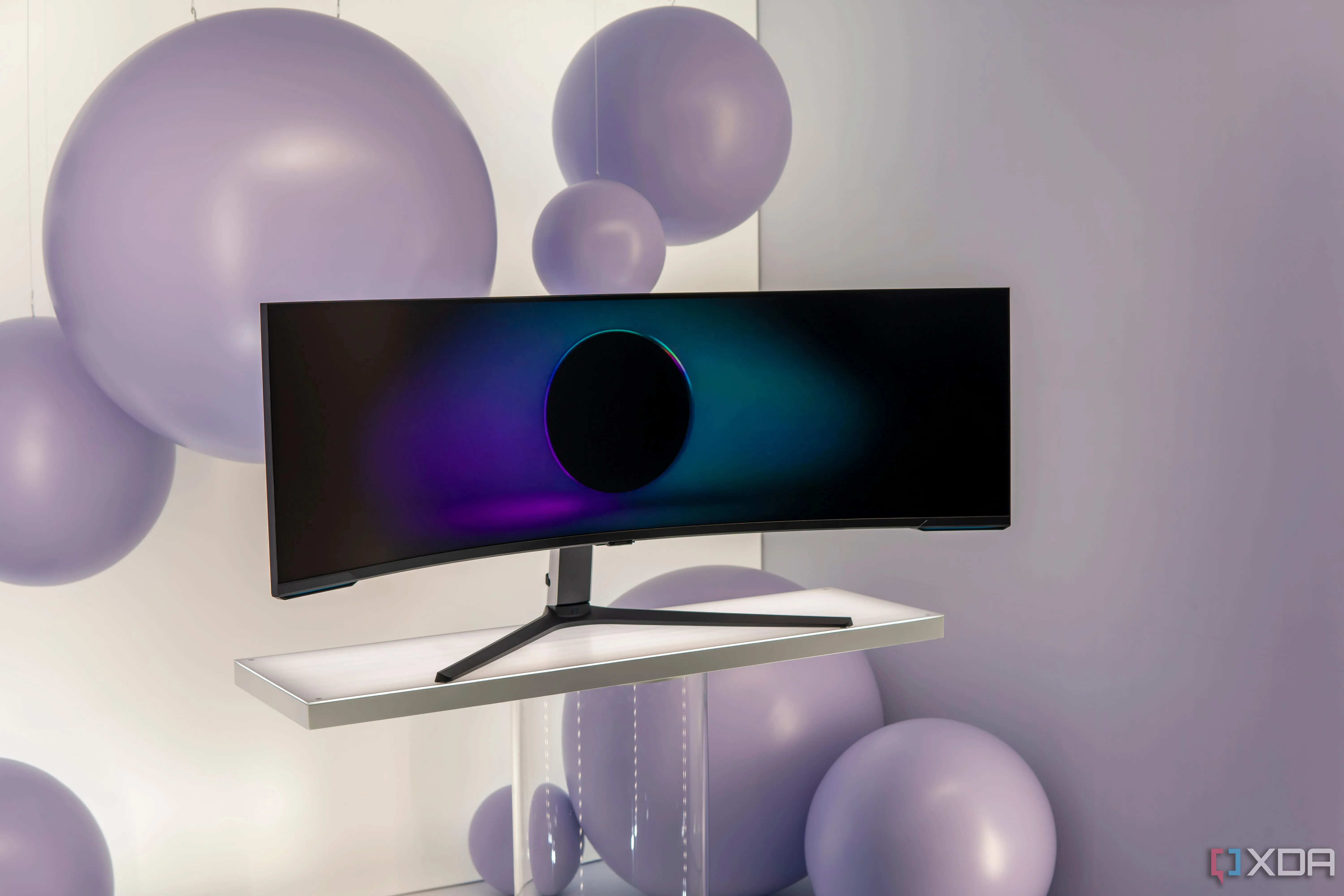 Màn hình Samsung Odyssey Neo G9 57 inch siêu rộng, minh họa kích thước và tỷ lệ khung hình cực lớn mang đến trải nghiệm gaming đắm chìm.