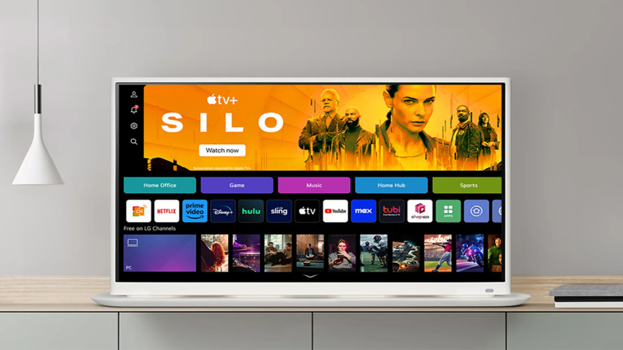 Màn hình thông minh LG 32SR70U-W 4K UHD đặt trong không gian làm việc hiện đại, thể hiện thiết kế sang trọng và đa năng