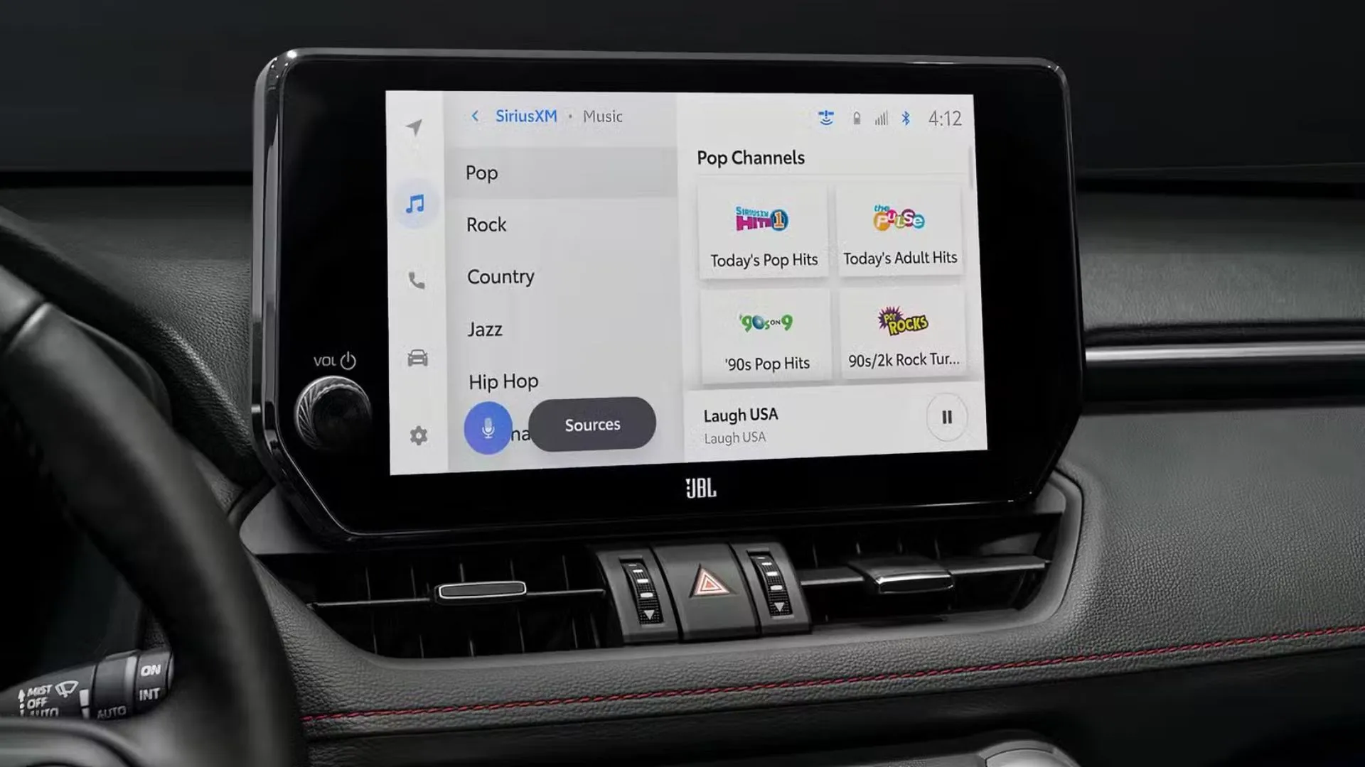 Màn hình thông tin giải trí cảm ứng của Toyota RAV4 Prime 2024 hiển thị giao diện thân thiện, hỗ trợ Apple CarPlay và Android Auto.