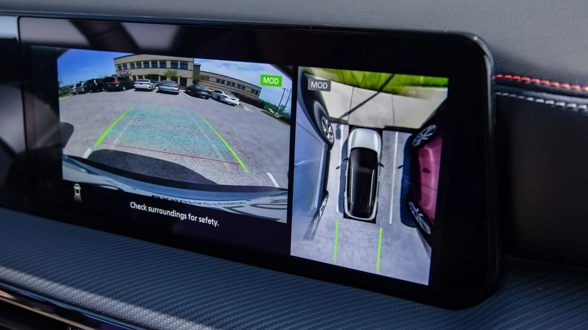 Màn hình thông tin giải trí của Nissan Kicks 2024 hiển thị hình ảnh camera 360 độ