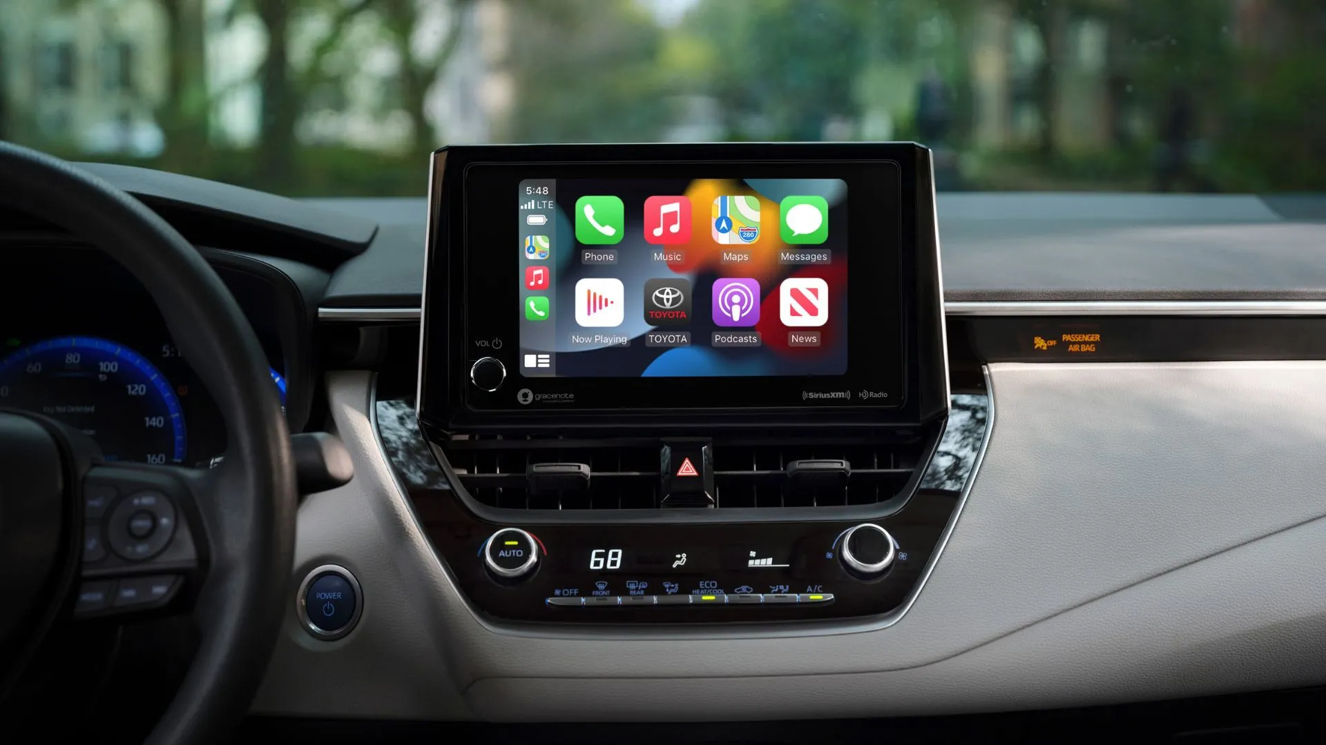 Màn hình thông tin giải trí của Toyota Corolla 2023 hiển thị giao diện Apple CarPlay