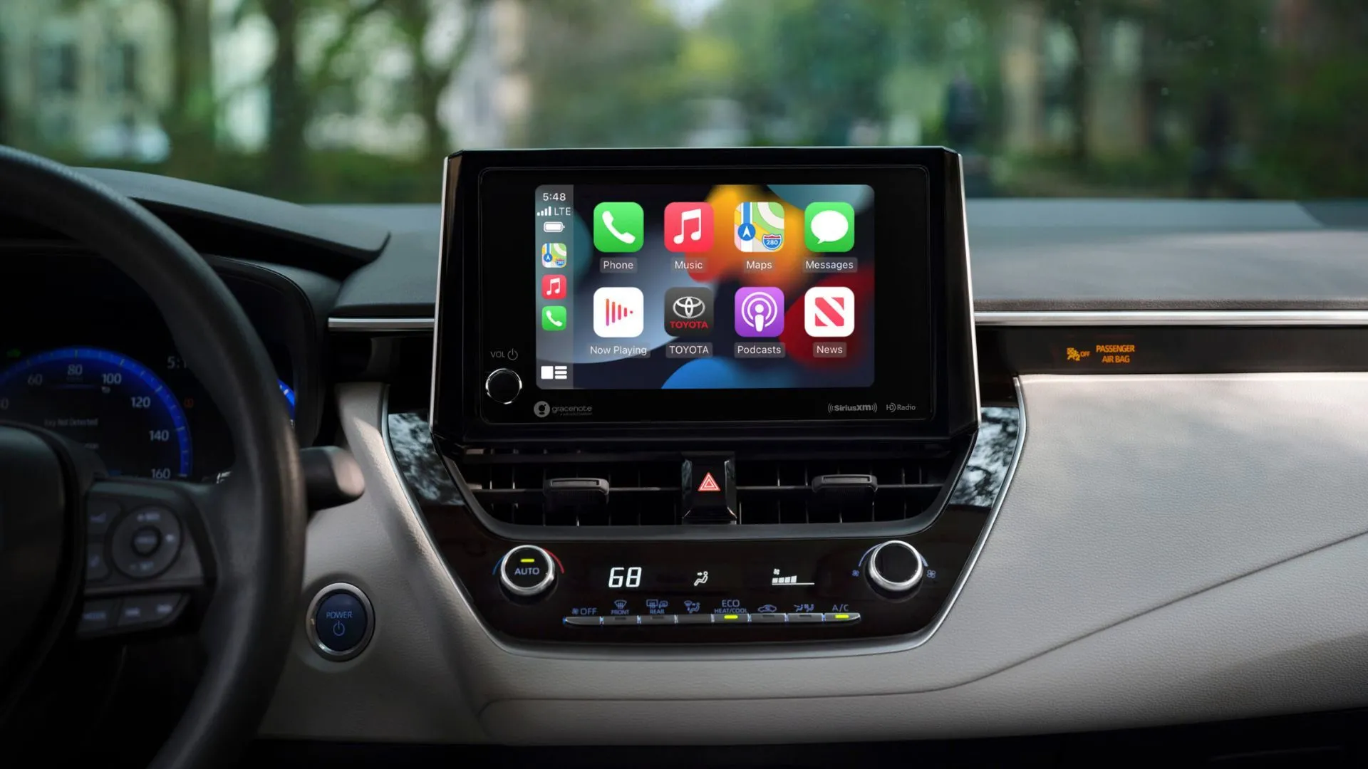 Màn hình thông tin giải trí trên xe Toyota Corolla Hybrid 2025.